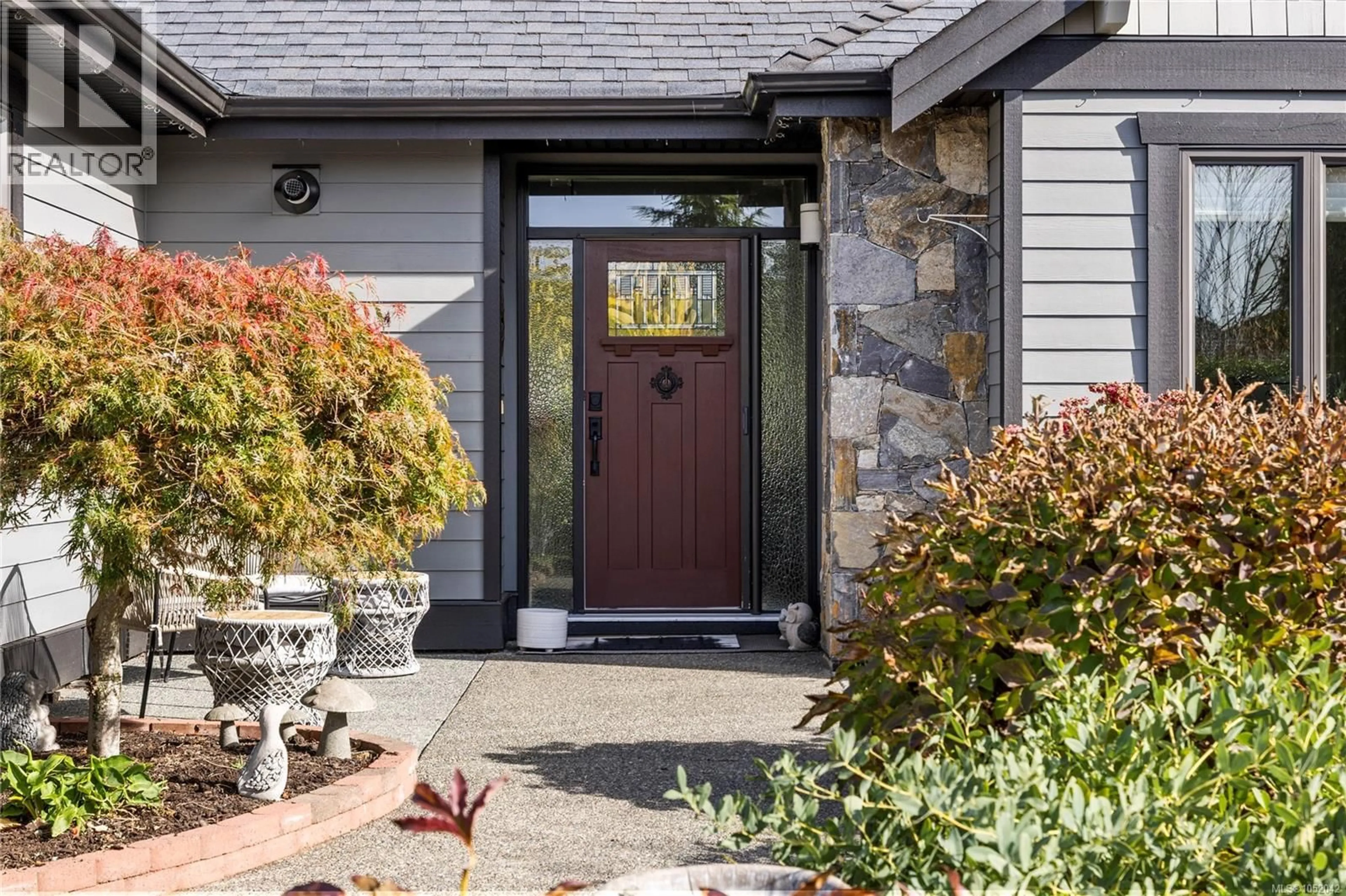 Indoor entryway for 688 LOWRY'S ROAD, French Creek British Columbia V9P2N9