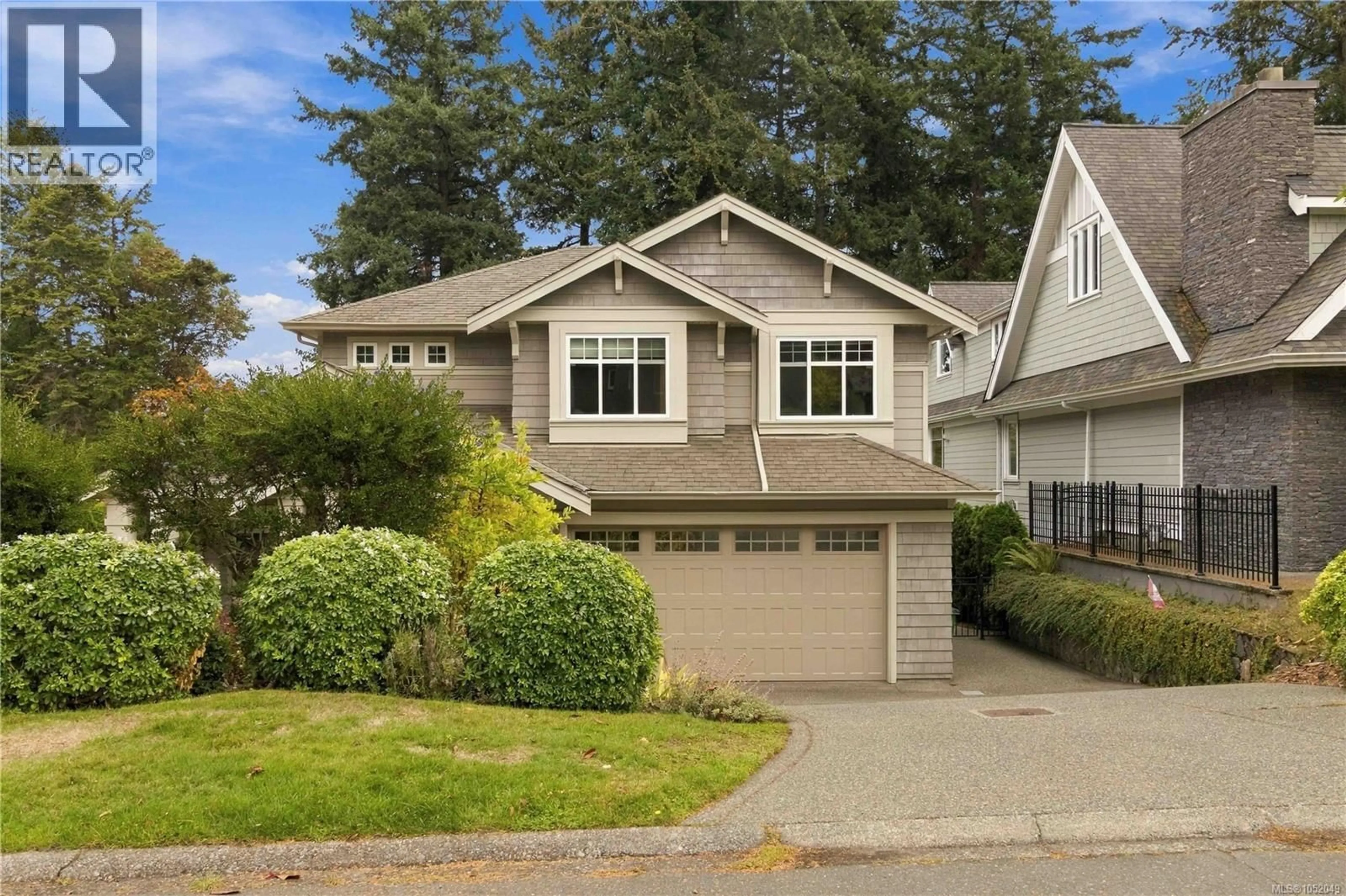 Home with vinyl exterior material, street for 4529 SEAWOOD TERRACE, Saanich British Columbia V8N3W1