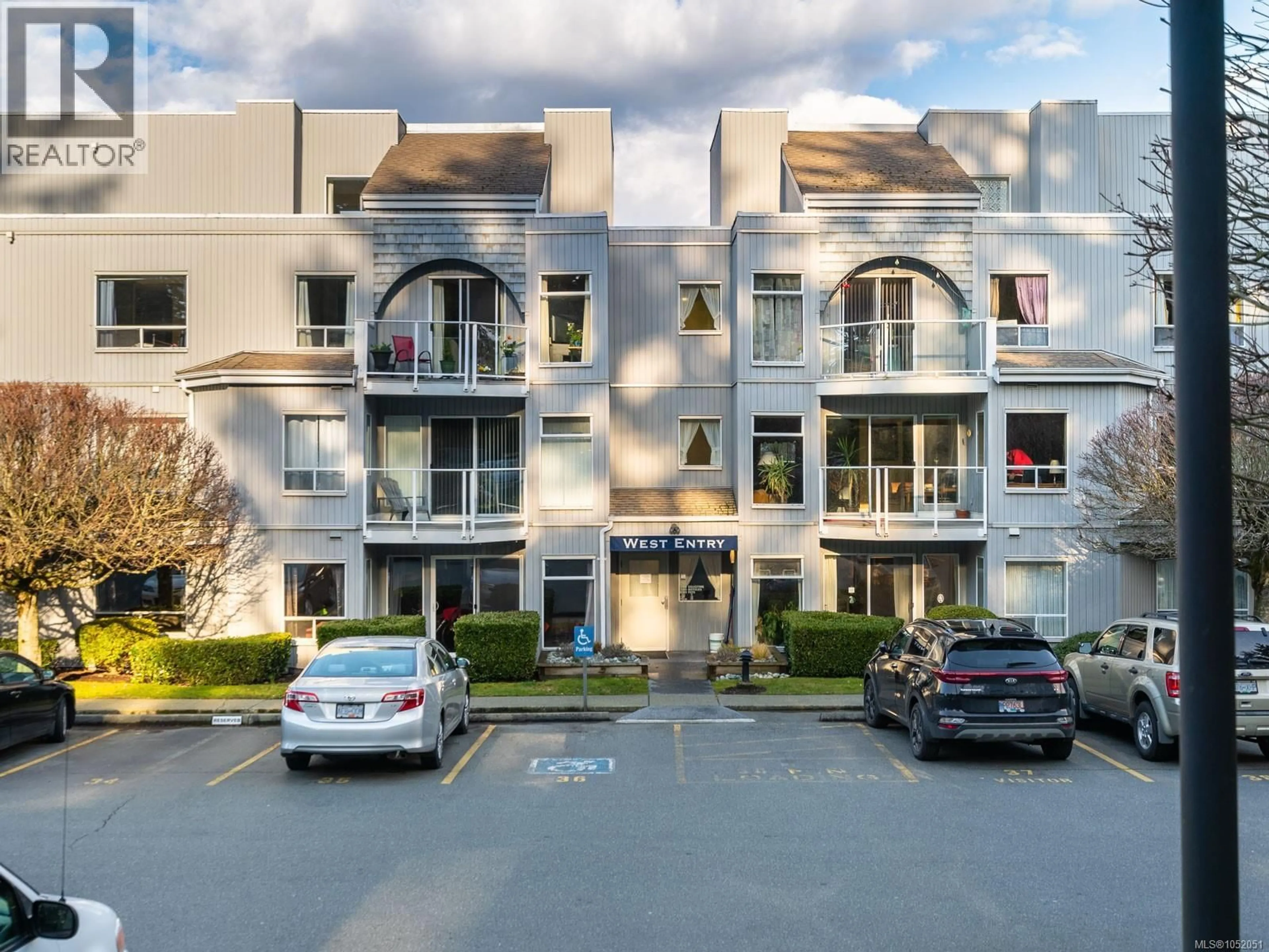 A pic from outside/outdoor area/front of a property/back of a property/a pic from drone, street for 508 - 2562 DEPARTURE BAY ROAD, Nanaimo British Columbia V9S5P1