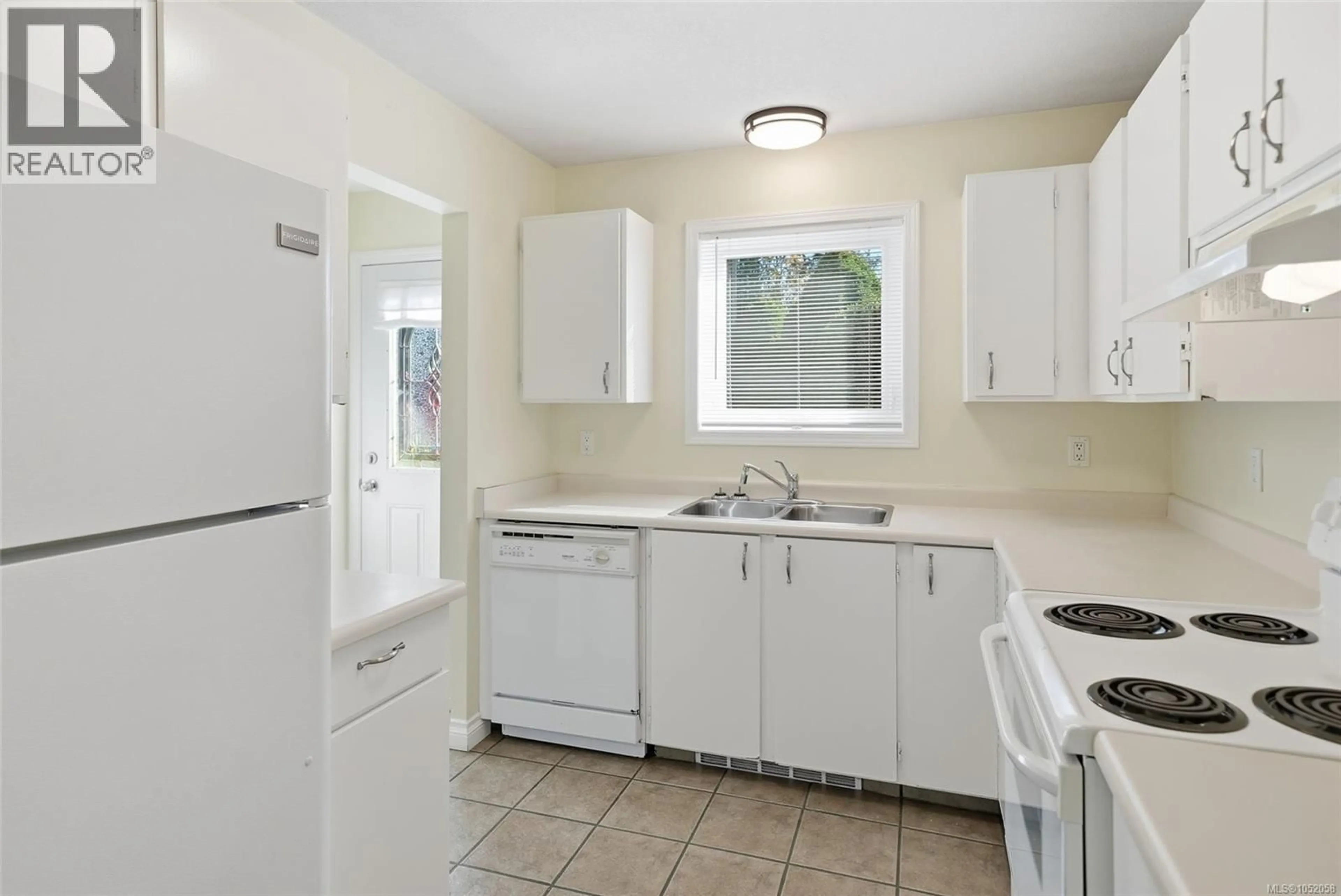Standard kitchen, ceramic/tile floor for 10 - 240 HIGSON CRESCENT, Qualicum Beach British Columbia V9K2B4