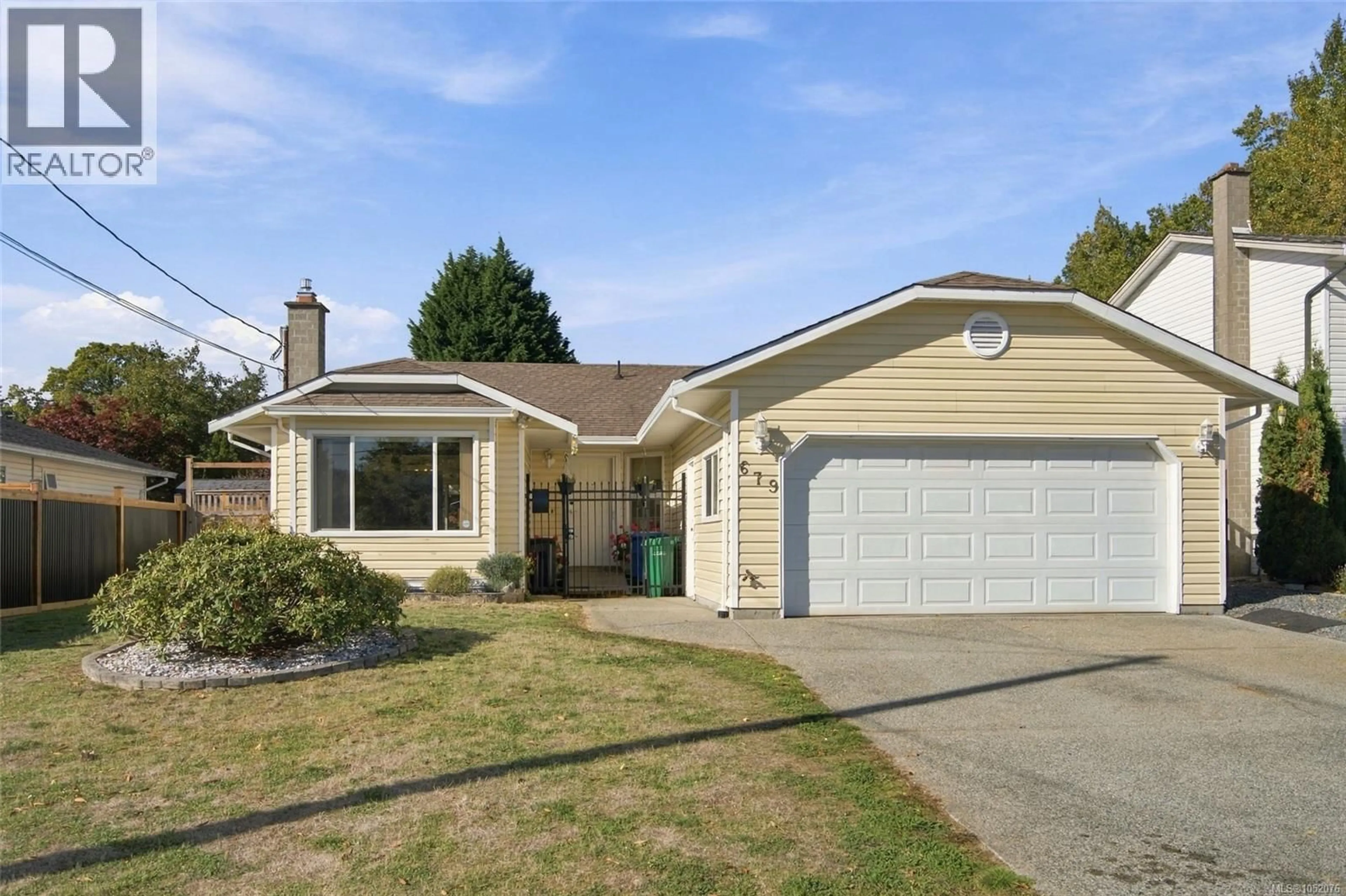 Home with vinyl exterior material, street for 679 GEORGIA AVENUE, Nanaimo British Columbia V9R3W3