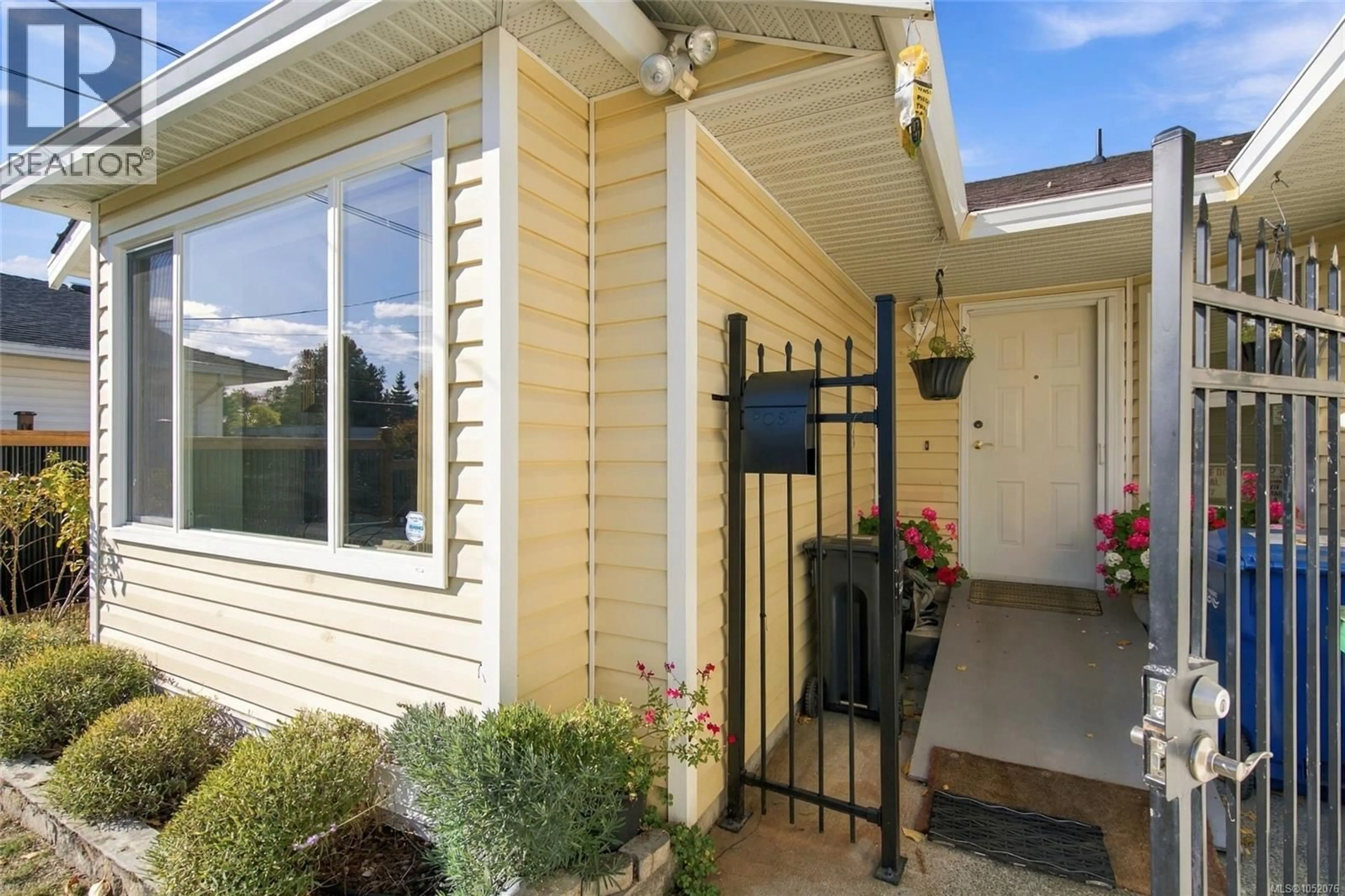 Home with vinyl exterior material, street for 679 GEORGIA AVENUE, Nanaimo British Columbia V9R3W3