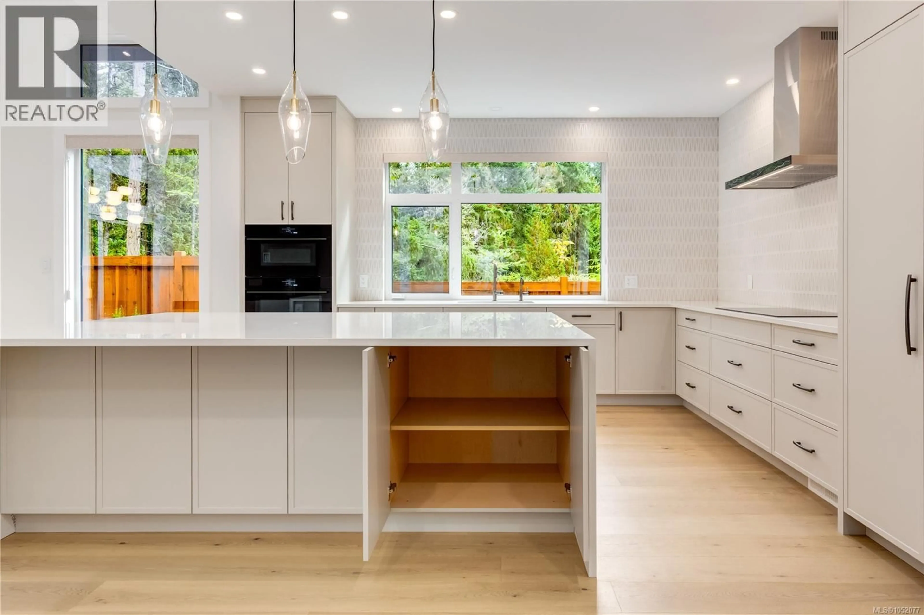 Contemporary kitchen, unknown for 537 BALATA BAY DRIVE, Qualicum Beach British Columbia V9K0B9