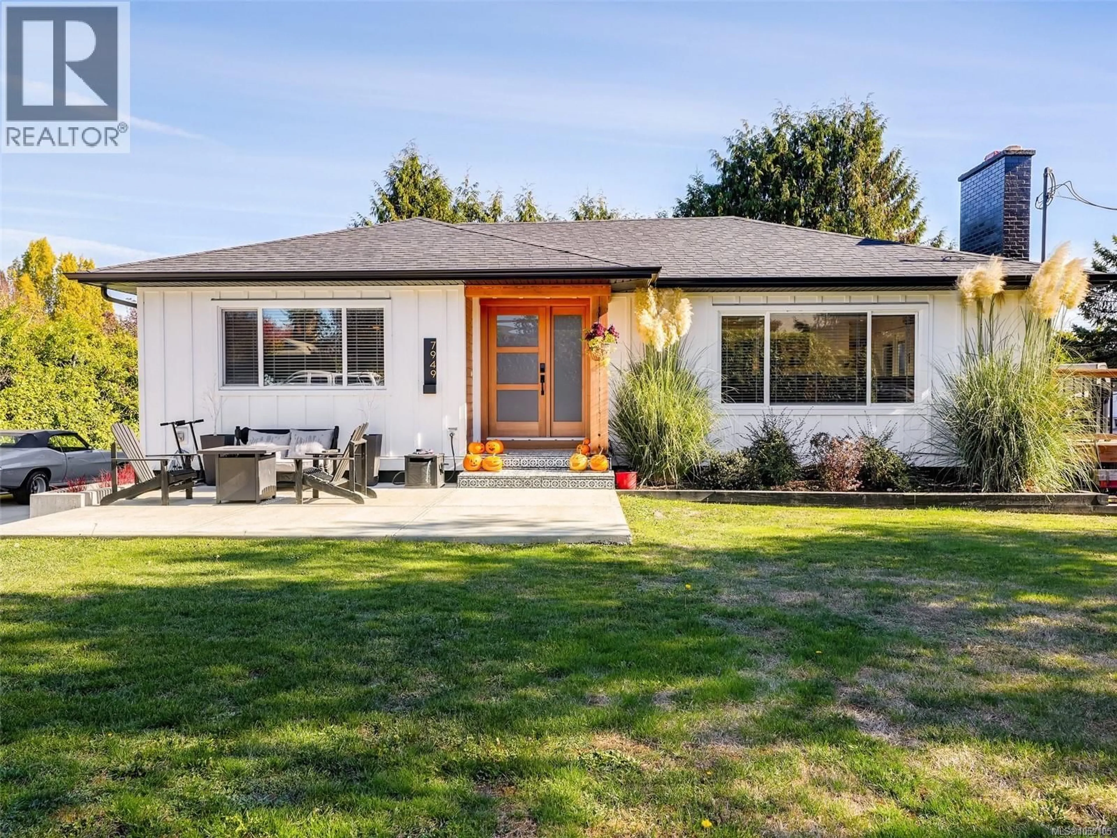 Home with vinyl exterior material, street for 7949 EAST SAANICH ROAD, Central Saanich British Columbia V0S1M0