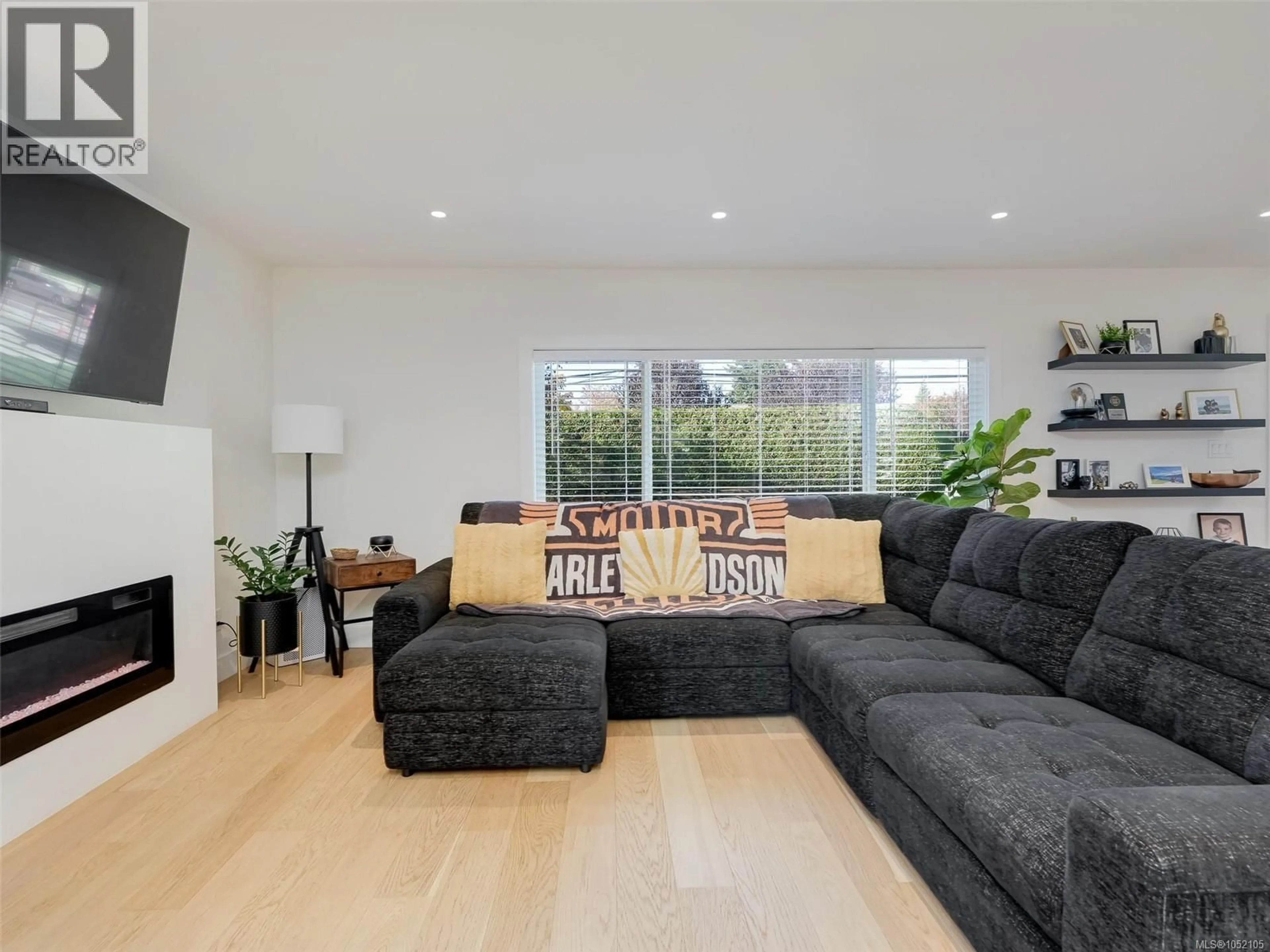 Living room with furniture, wood/laminate floor for 7949 EAST SAANICH ROAD, Central Saanich British Columbia V0S1M0