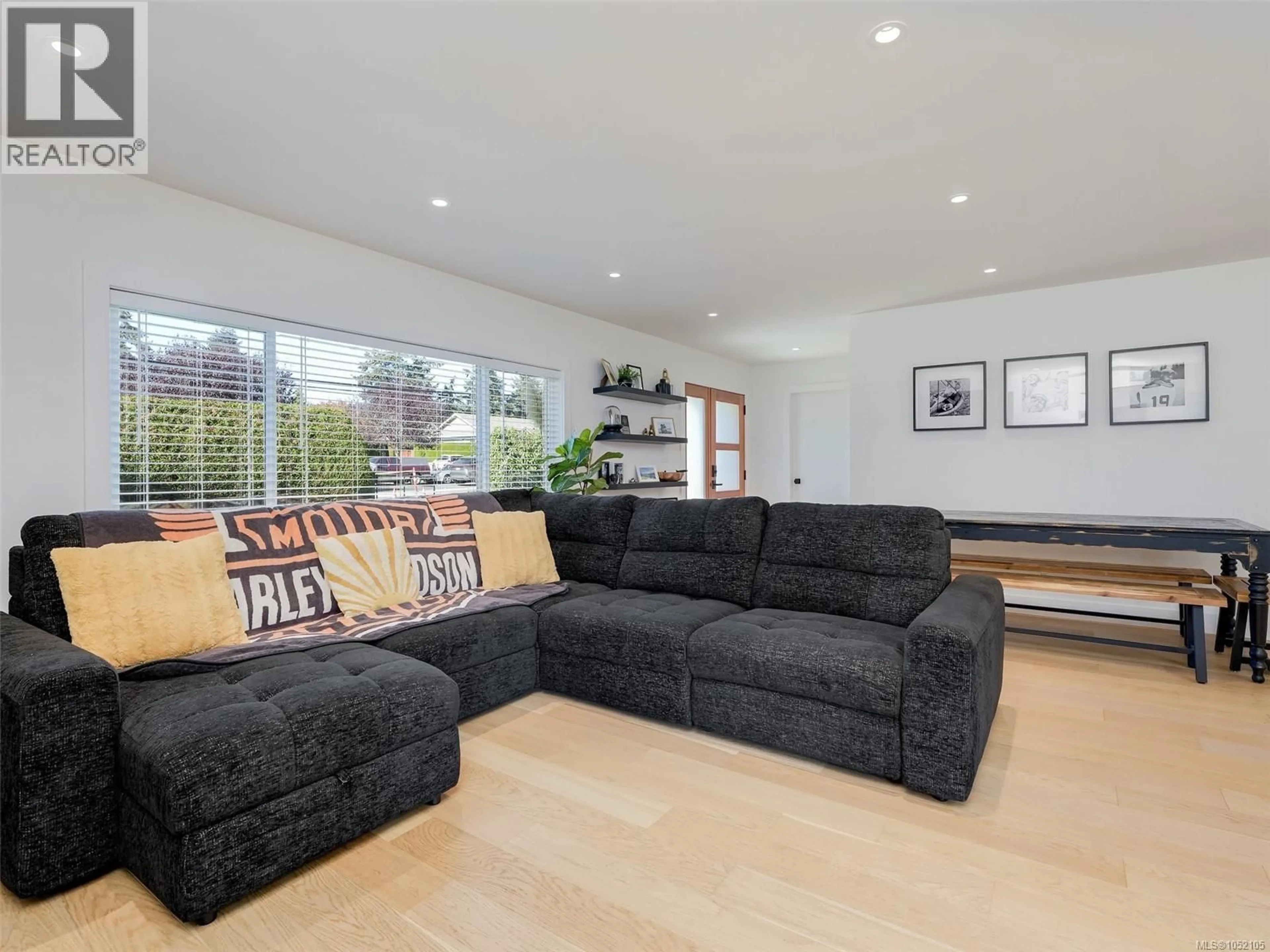 Living room with furniture, wood/laminate floor for 7949 EAST SAANICH ROAD, Central Saanich British Columbia V0S1M0