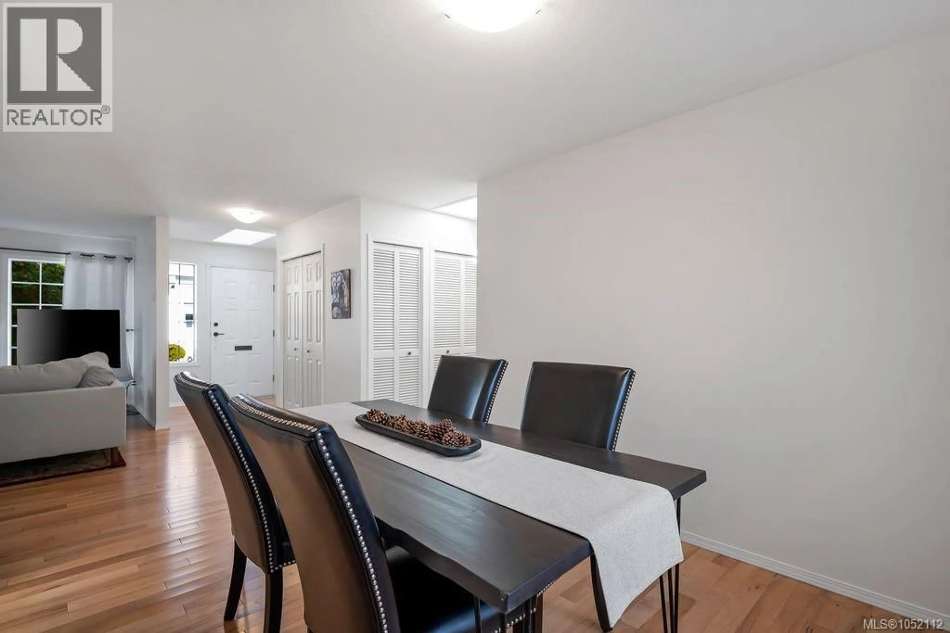 Dining room, wood/laminate floor for 2594 SINCLAIR ROAD, Saanich British Columbia V8N1B9
