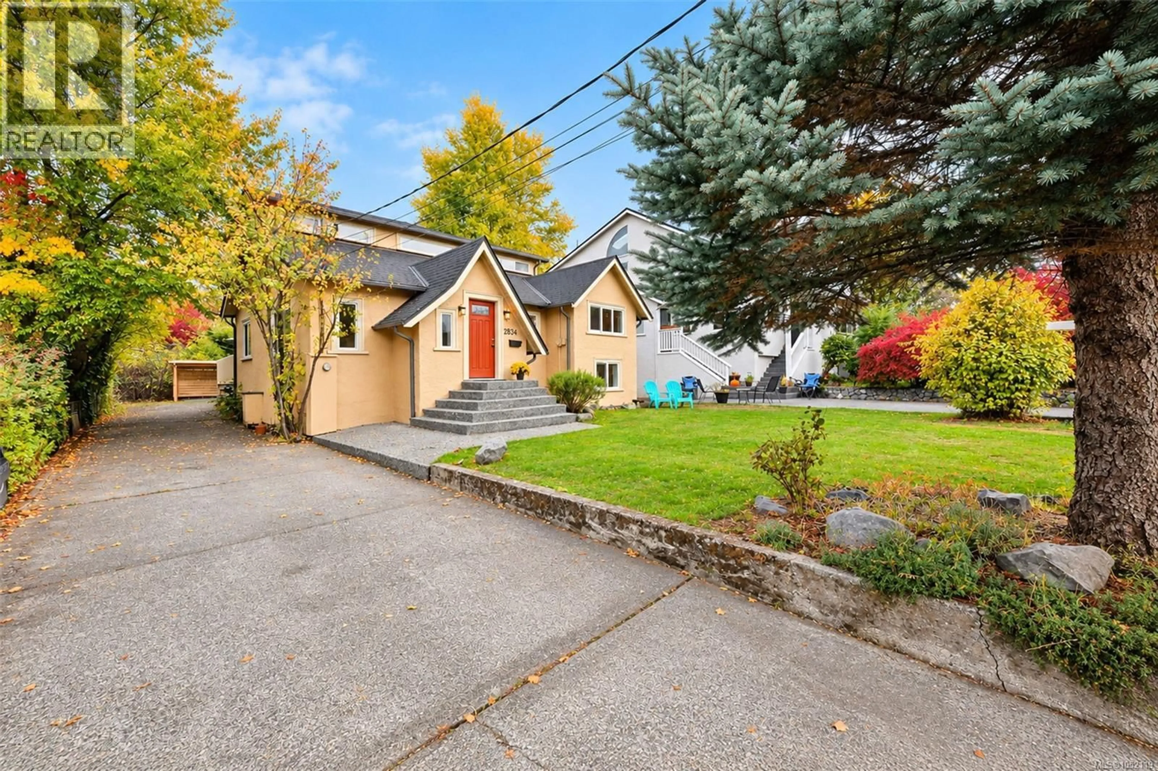 A pic from outside/outdoor area/front of a property/back of a property/a pic from drone, street for 2834 WYNDEATT AVENUE, Saanich British Columbia V9A2L8