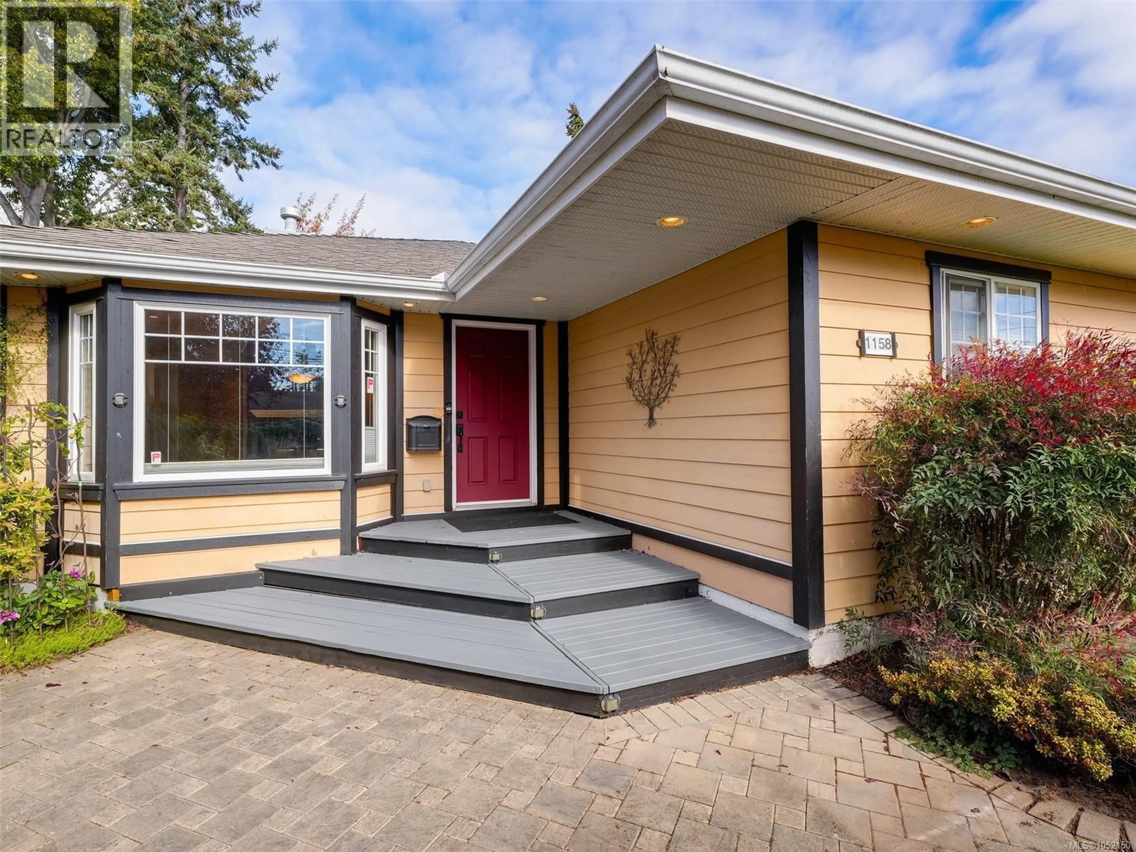 Home with vinyl exterior material, street for 1158 HADFIELD AVENUE, Esquimalt British Columbia V9A5N7