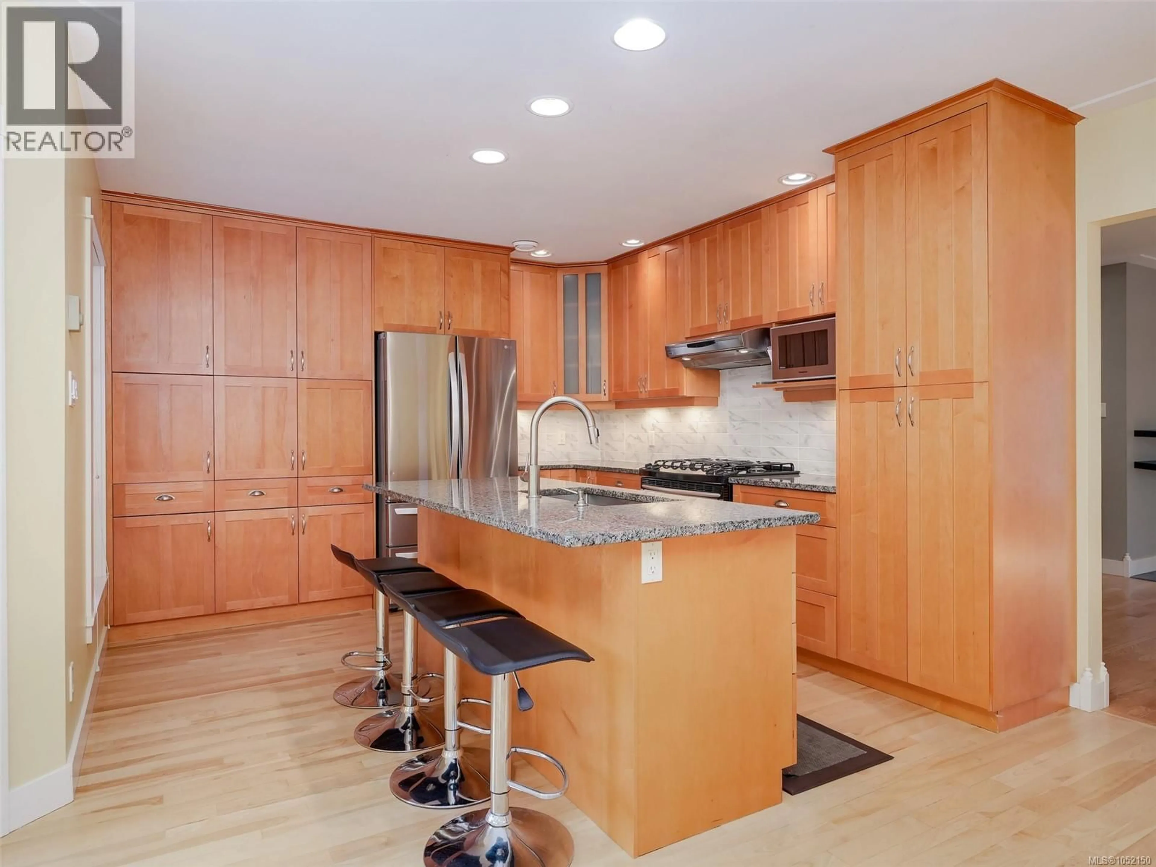 Contemporary kitchen, wood/laminate floor for 1158 HADFIELD AVENUE, Esquimalt British Columbia V9A5N7