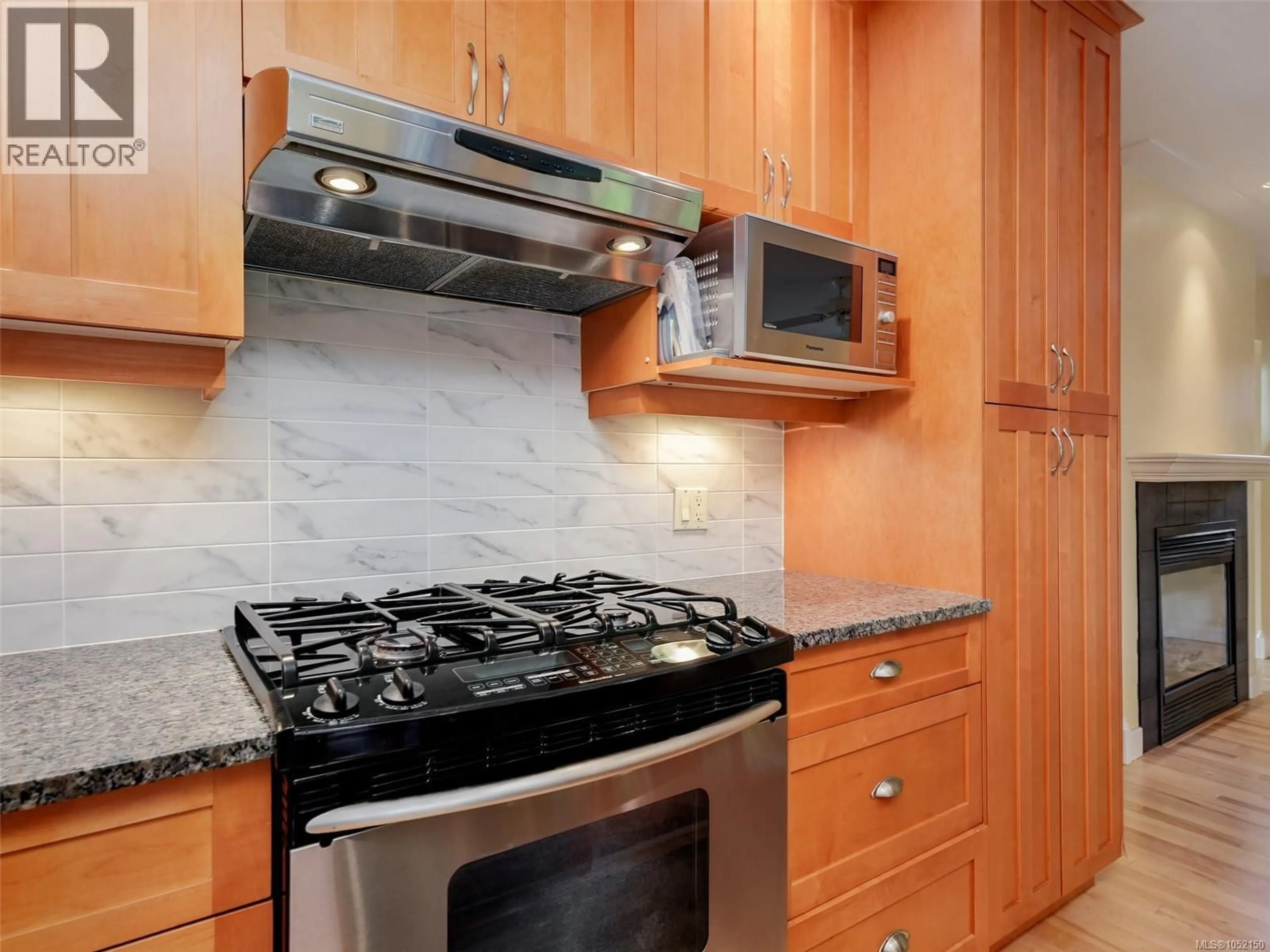 Standard kitchen, ceramic/tile floor for 1158 HADFIELD AVENUE, Esquimalt British Columbia V9A5N7