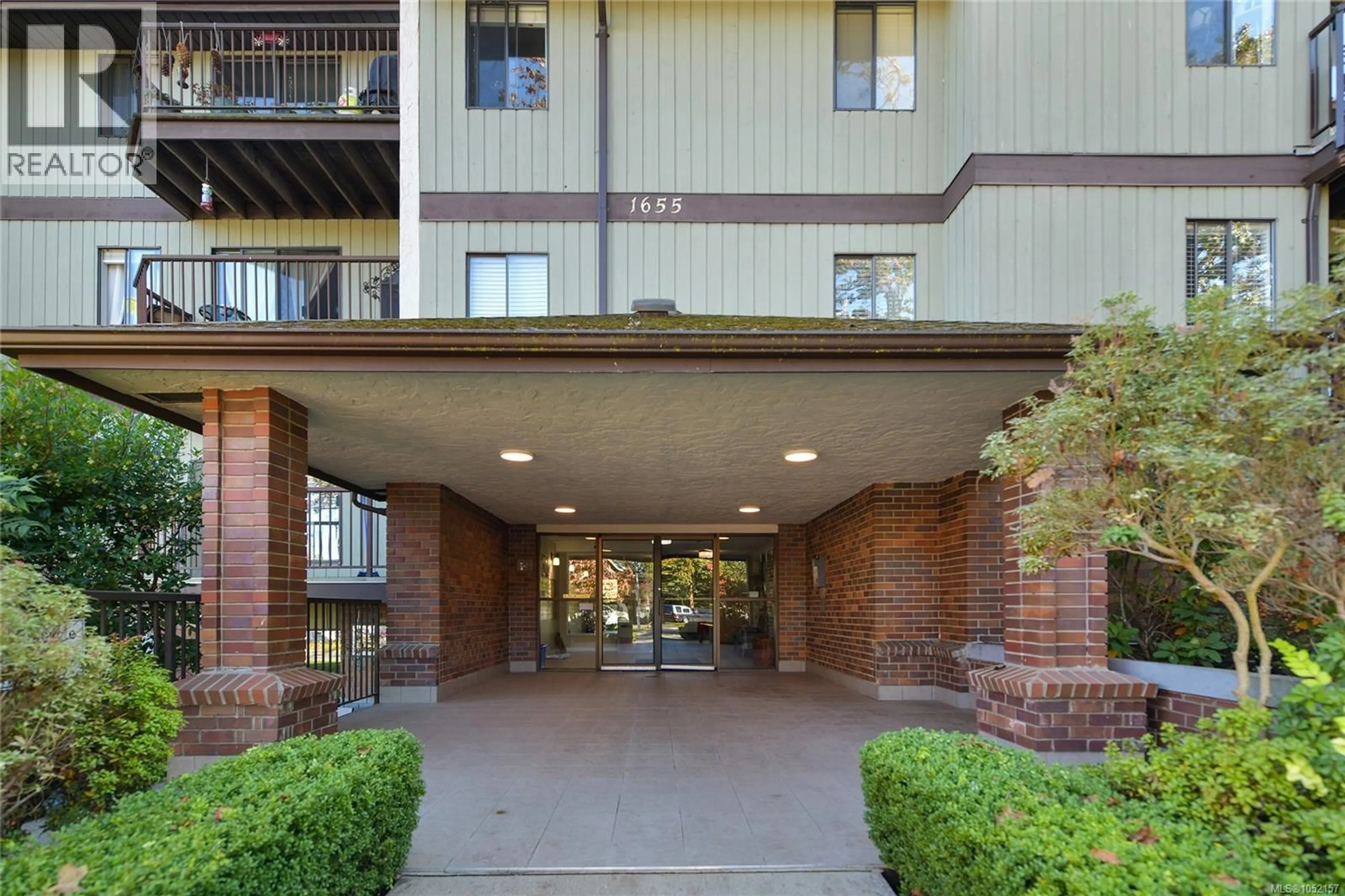 Indoor foyer for 408 - 1655 BEGBIE STREET, Victoria British Columbia V8R1L4