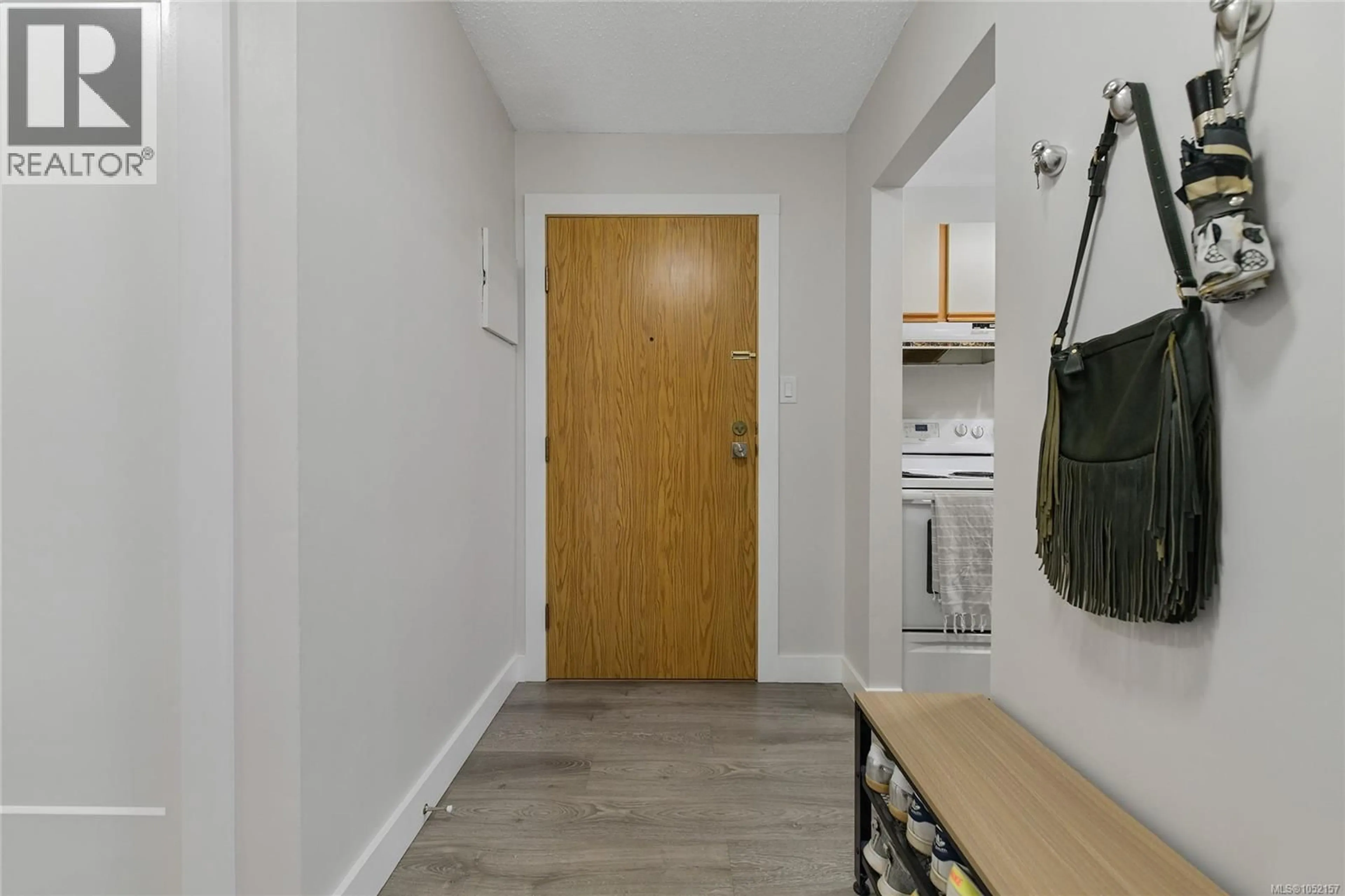 Indoor entryway for 408 - 1655 BEGBIE STREET, Victoria British Columbia V8R1L4