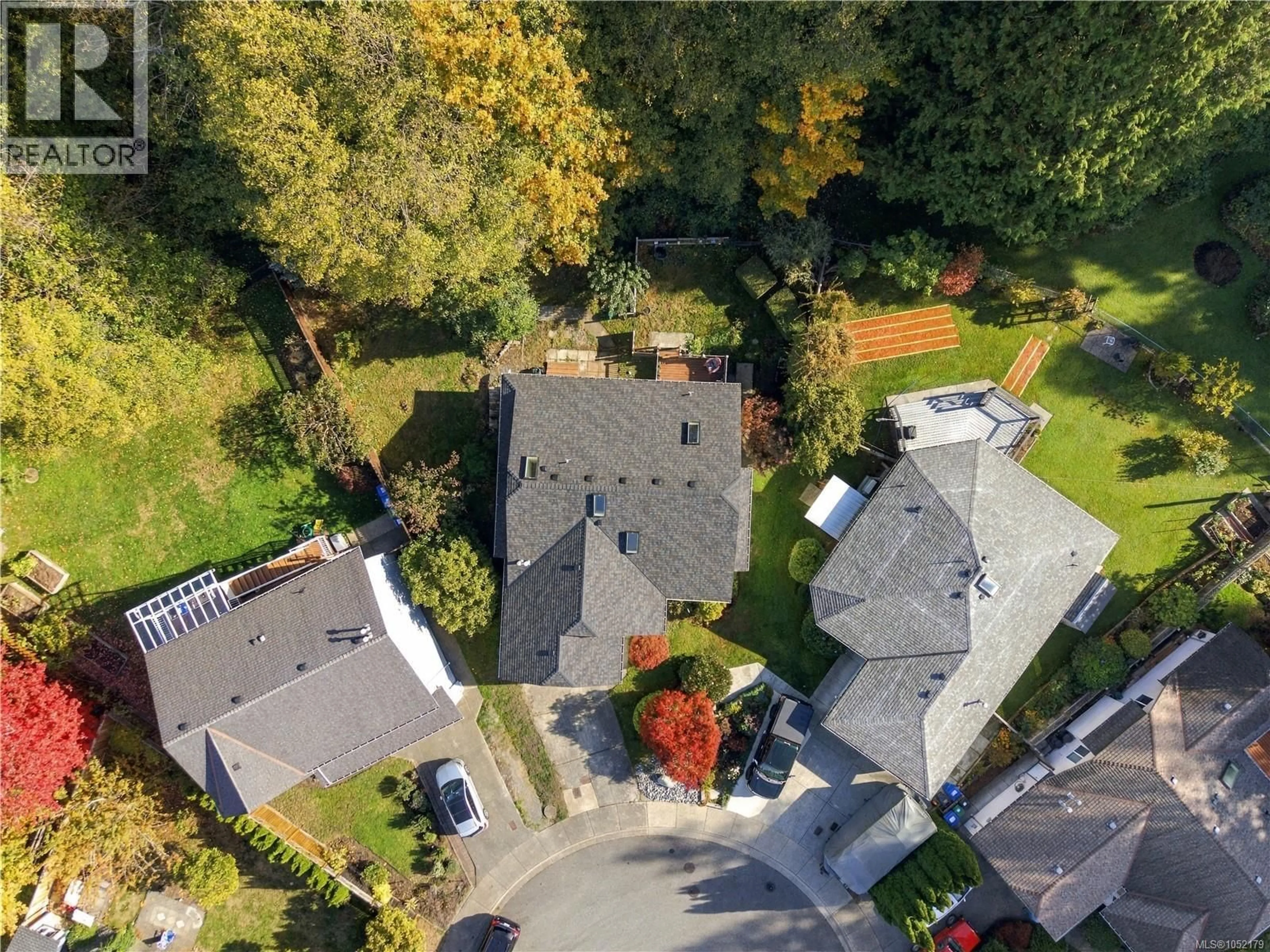 A pic from outside/outdoor area/front of a property/back of a property/a pic from drone, street for 832 PARKSIDE WAY, Nanaimo British Columbia V9R6P3
