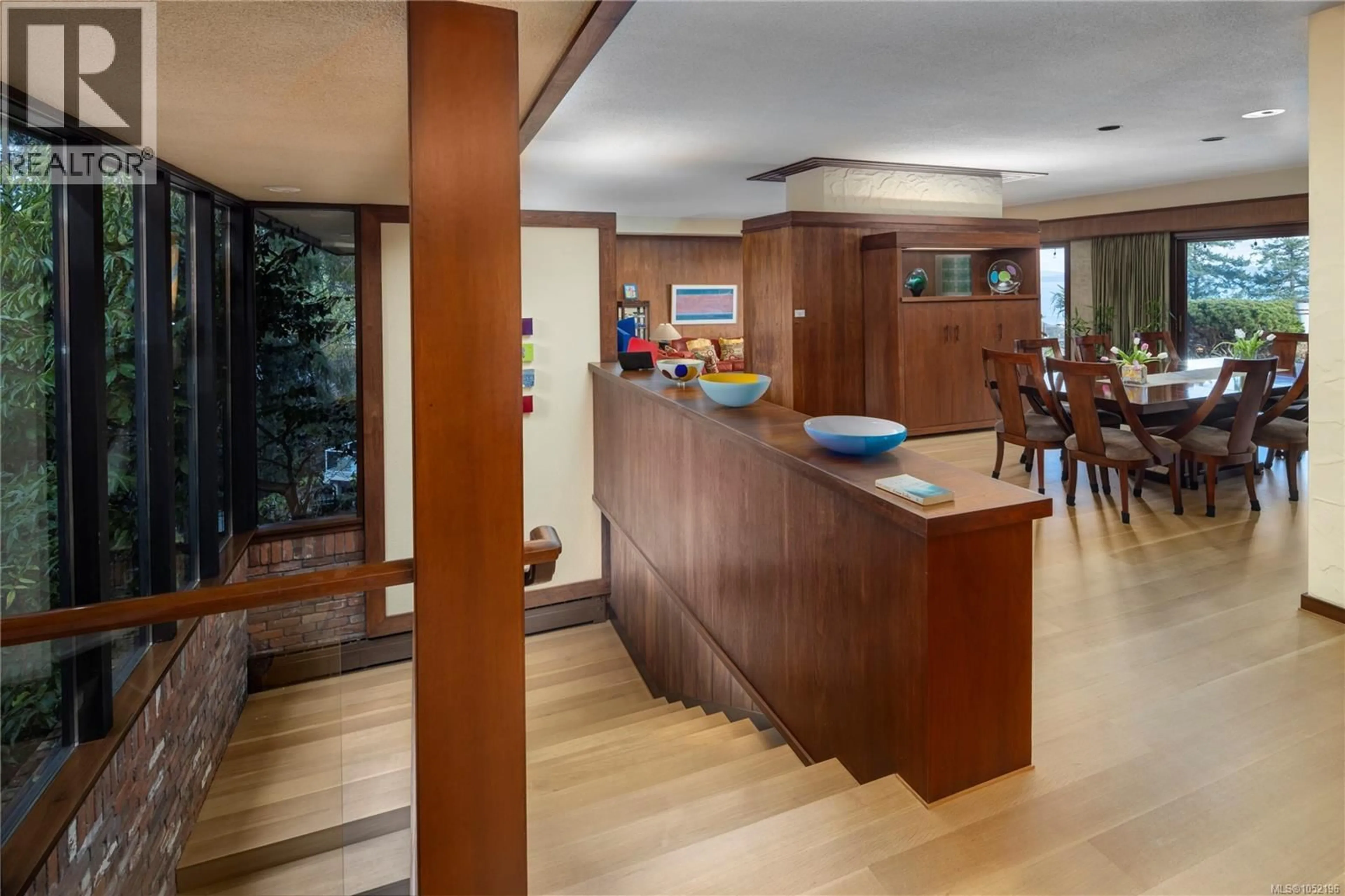Indoor foyer for 1996 FERNDALE ROAD, Saanich British Columbia V8N2Y6