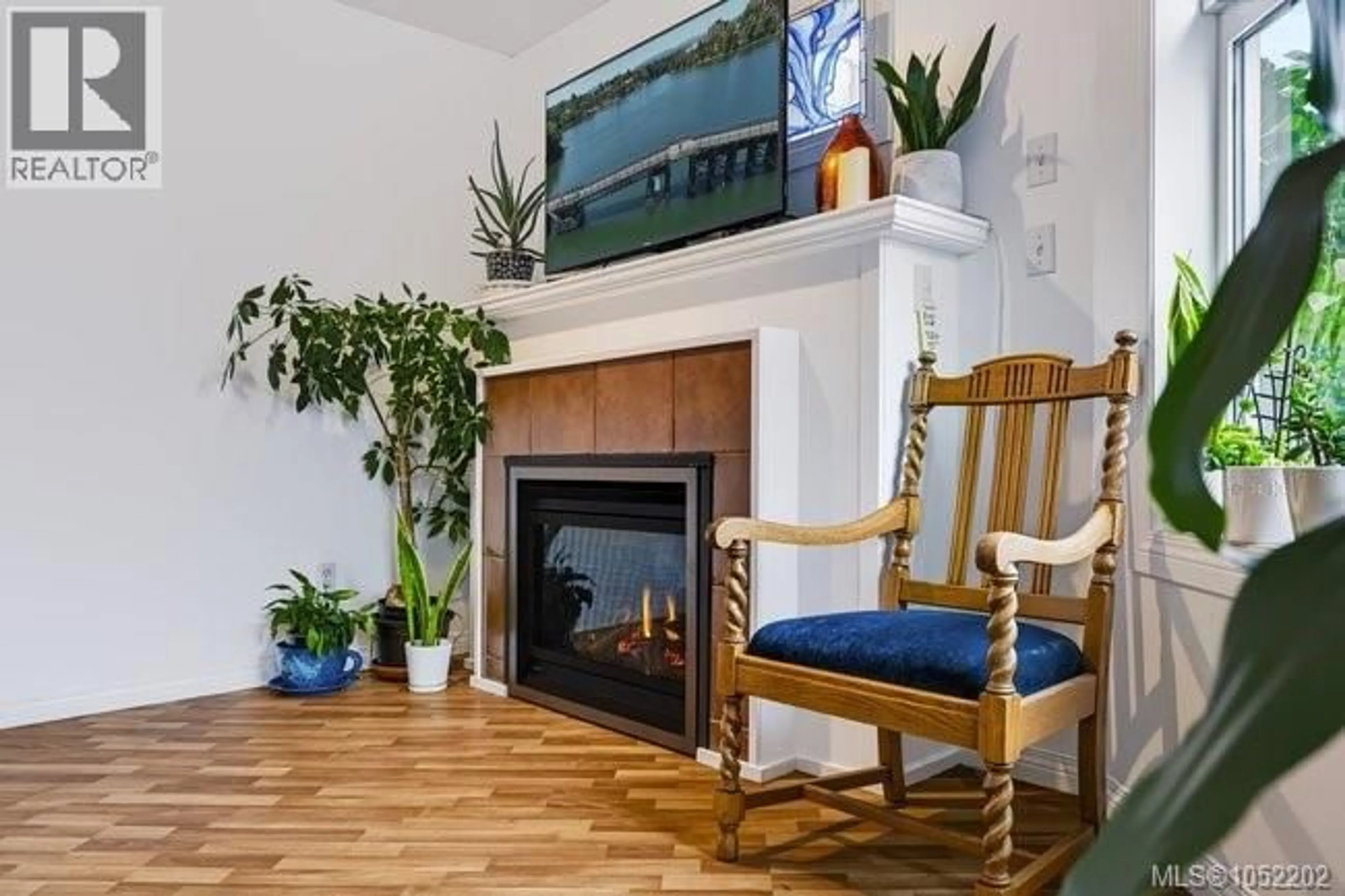 Living room with furniture, wood/laminate floor for 204 - 1083 TILLICUM ROAD, Esquimalt British Columbia V9A7L7