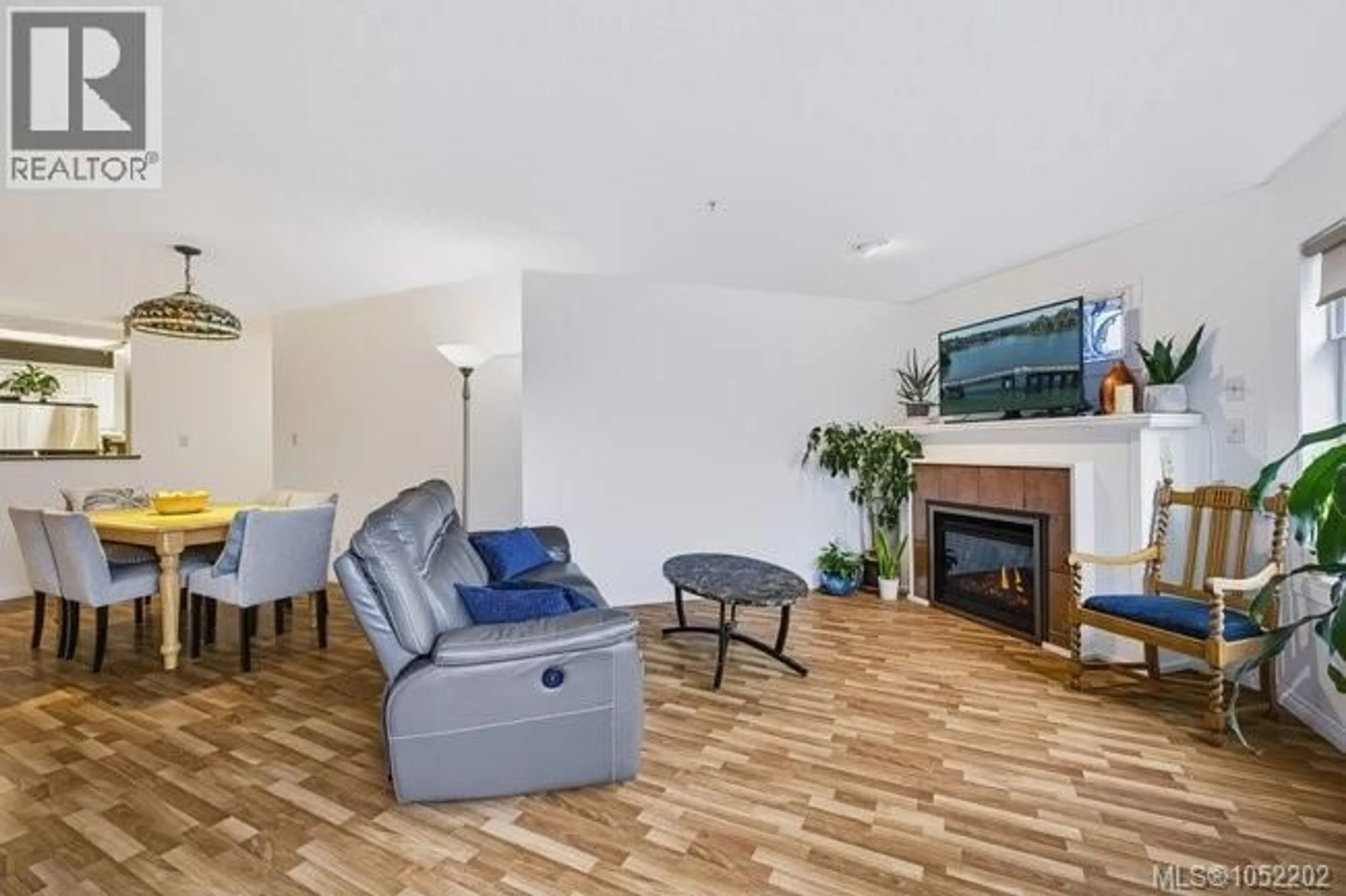 Living room with furniture, wood/laminate floor for 204 - 1083 TILLICUM ROAD, Esquimalt British Columbia V9A7L7
