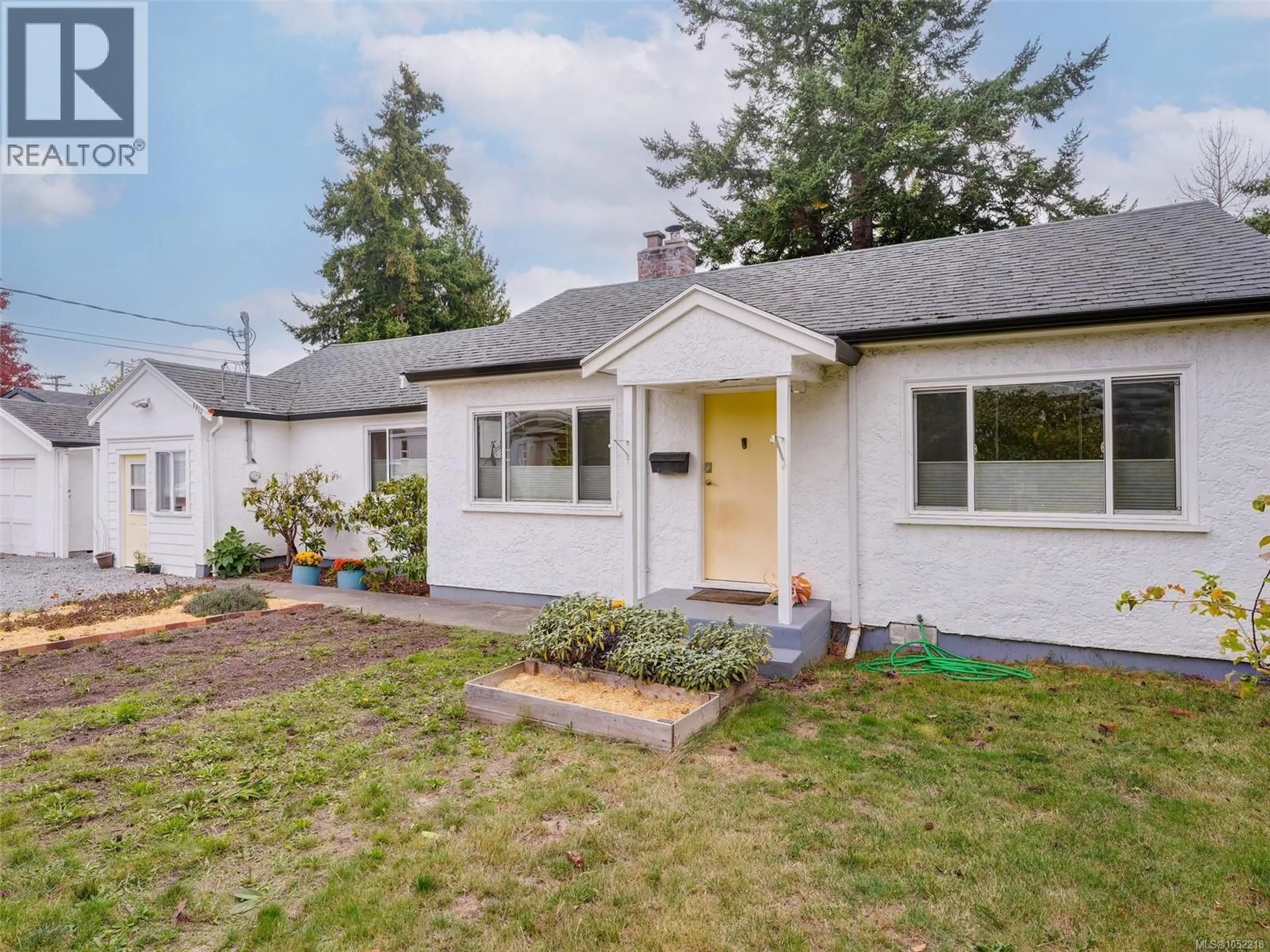 Home with vinyl exterior material, street for 4012 RAYMOND STREET NORTH, Saanich British Columbia V8Z4K8