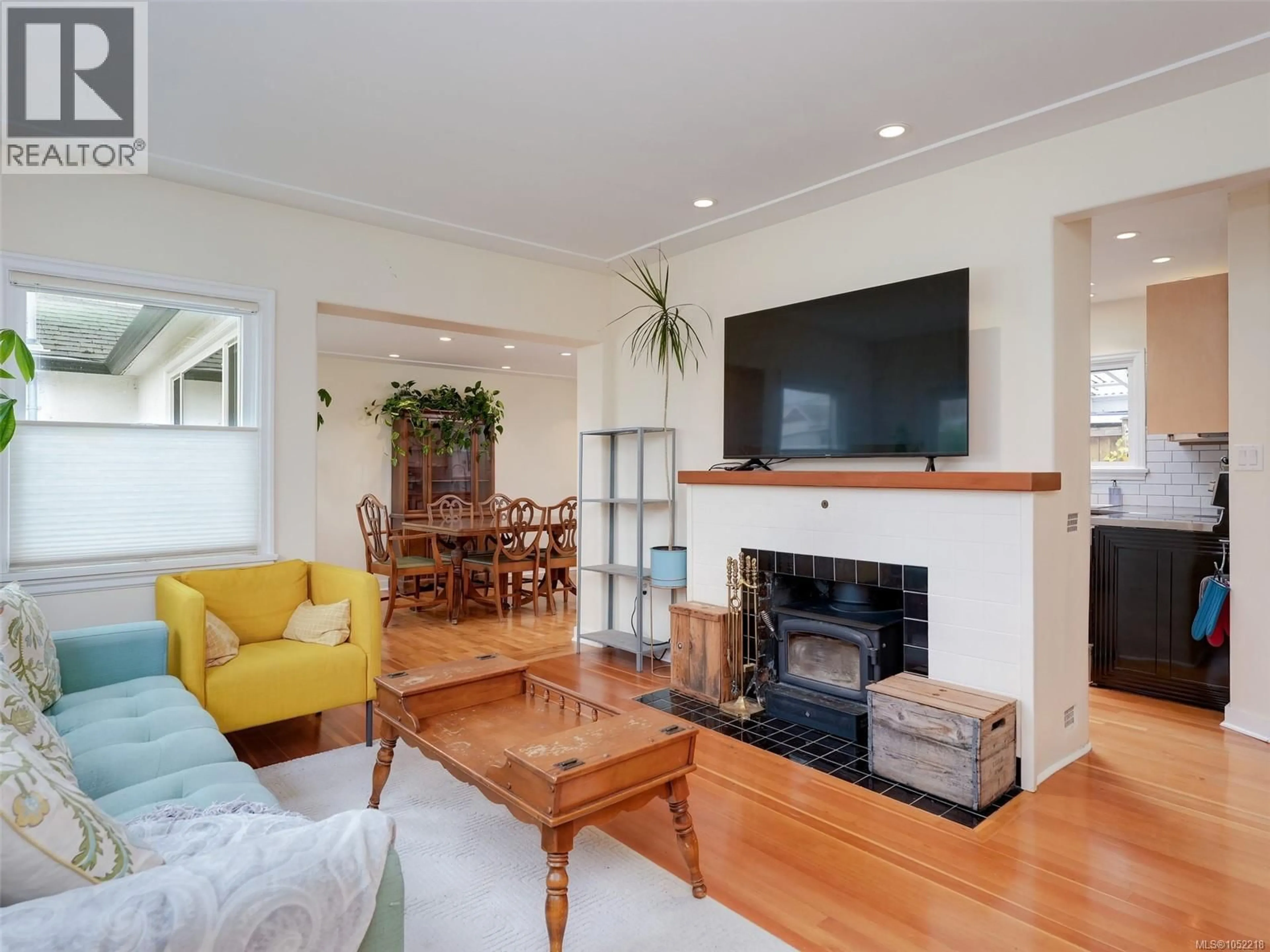 Living room with furniture, wood/laminate floor for 4012 RAYMOND STREET NORTH, Saanich British Columbia V8Z4K8