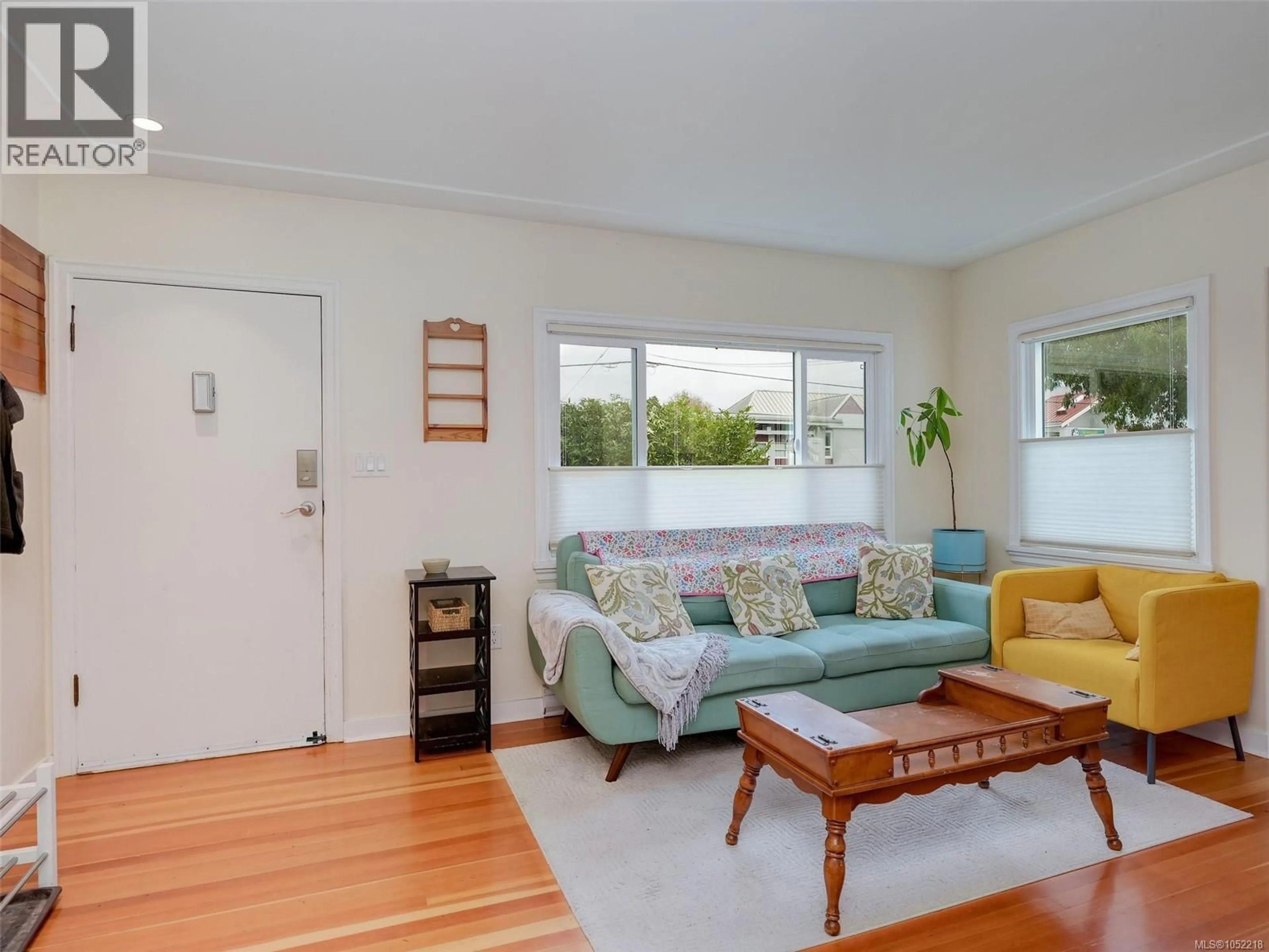 Living room with furniture, wood/laminate floor for 4012 RAYMOND STREET NORTH, Saanich British Columbia V8Z4K8