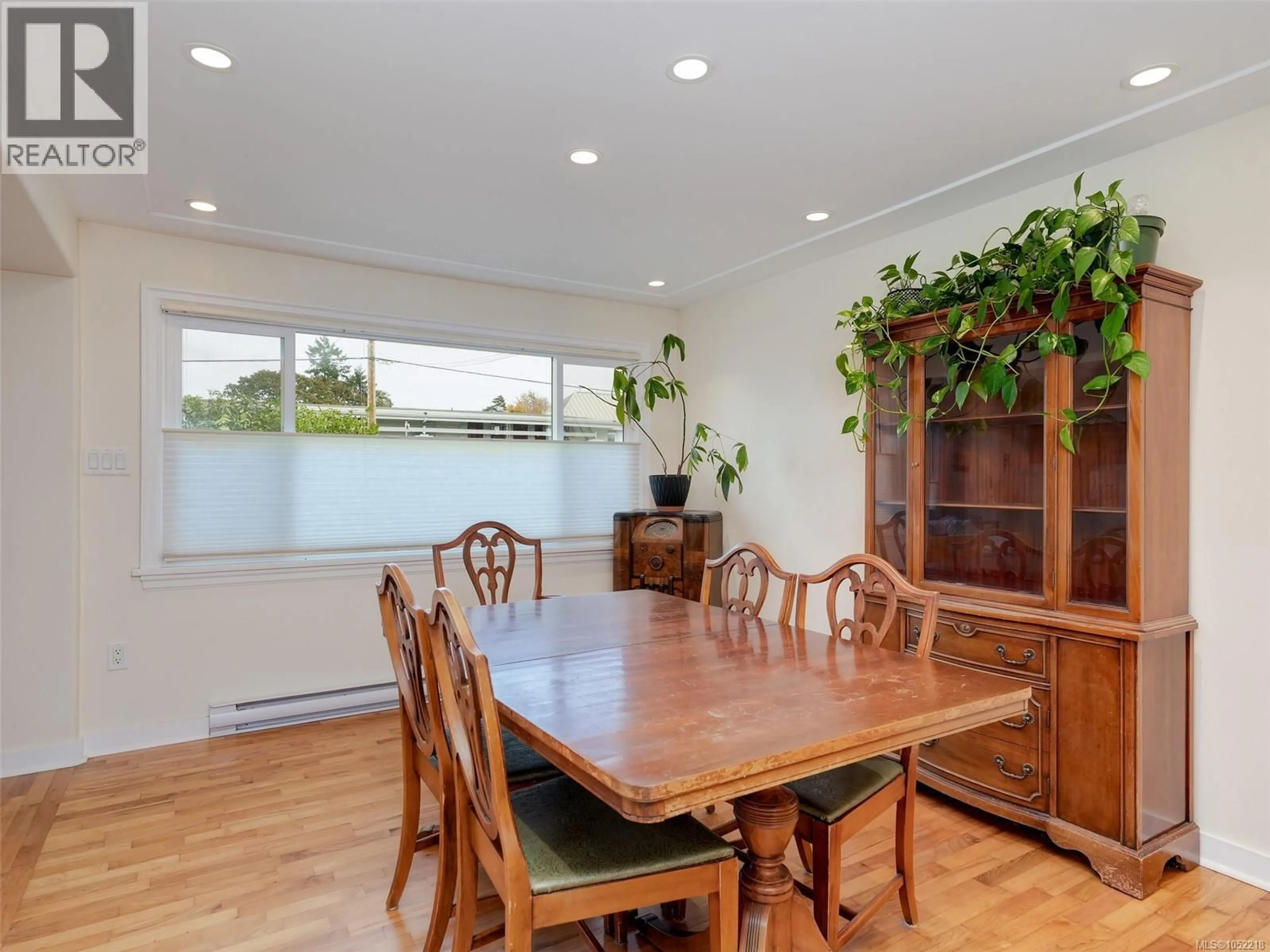 Dining room, wood/laminate floor for 4012 RAYMOND STREET NORTH, Saanich British Columbia V8Z4K8