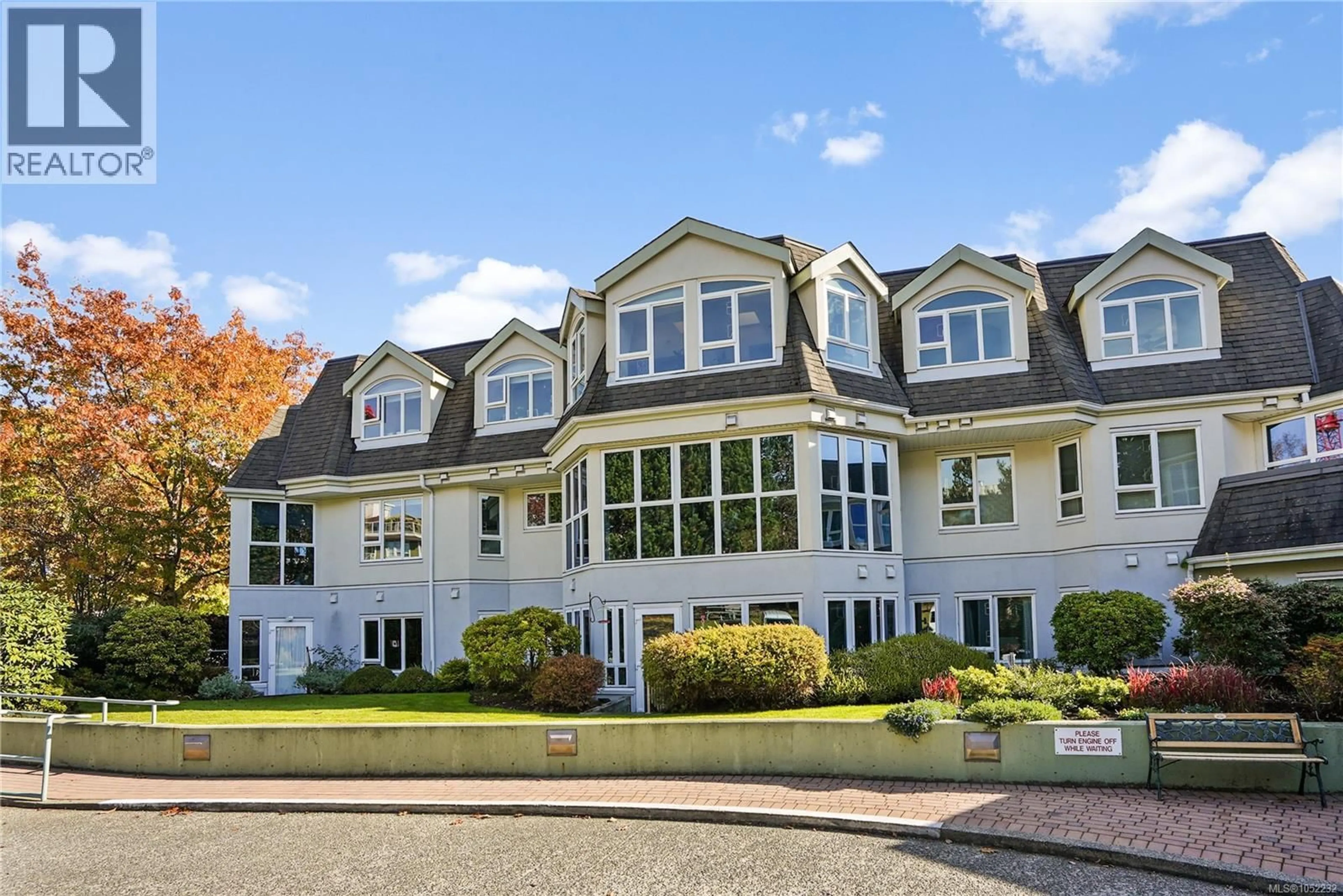 Home with vinyl exterior material, street for 108 - 1521 CHURCH AVENUE, Saanich British Columbia V8P5T7