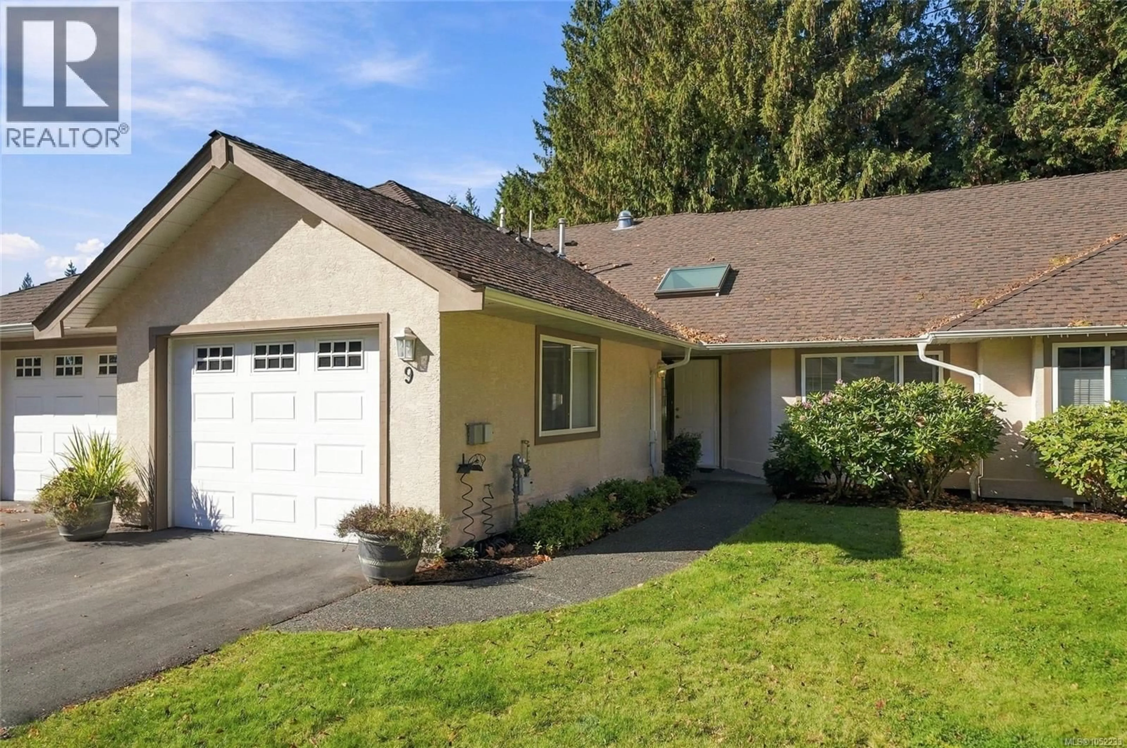 Home with vinyl exterior material, street for 9 - 850 ARBUTUS STREET, Qualicum Beach British Columbia V9K2M7