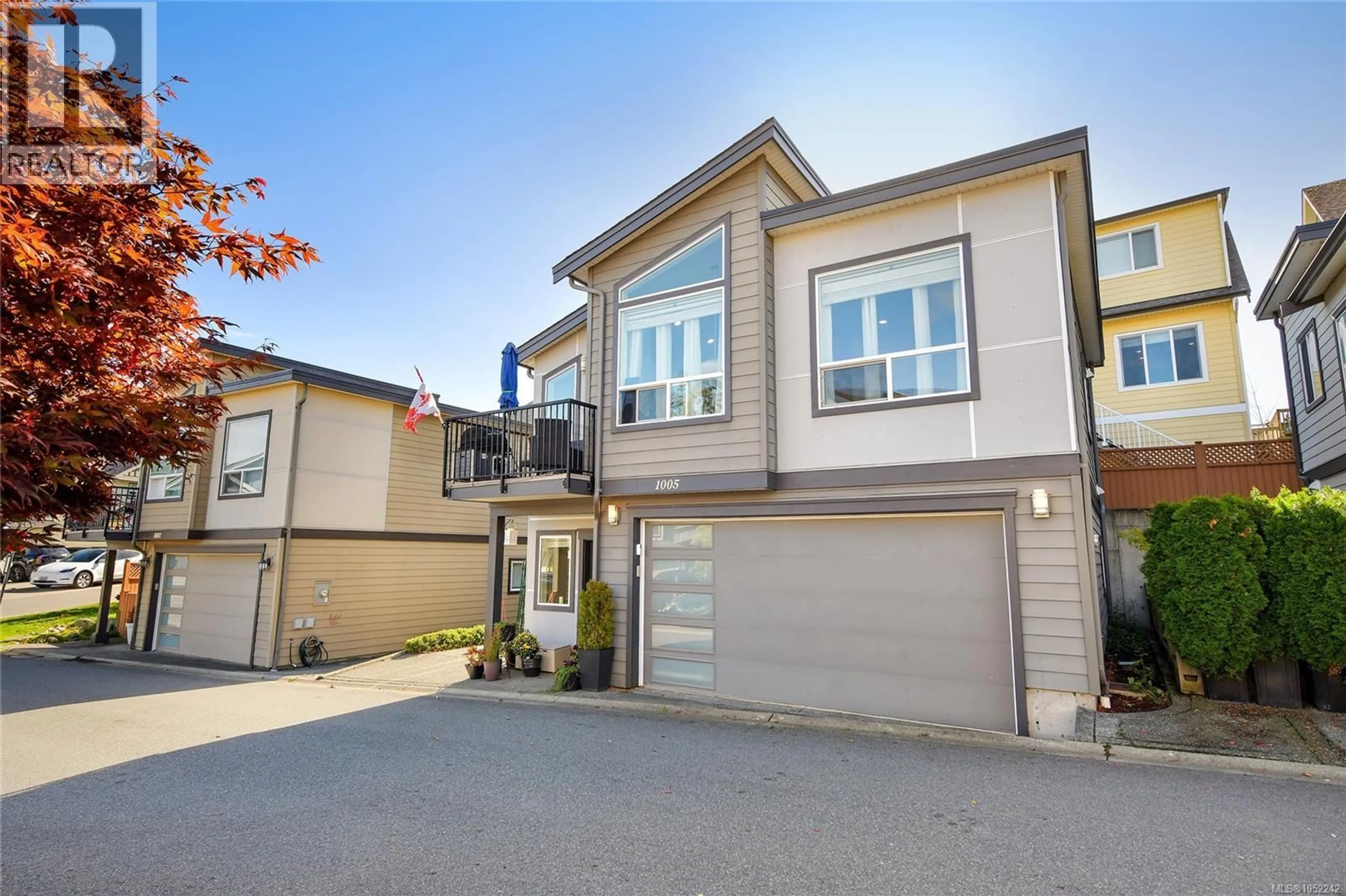 Home with vinyl exterior material, street for 1005 BOEING CLOSE, Langford British Columbia V9B0R2