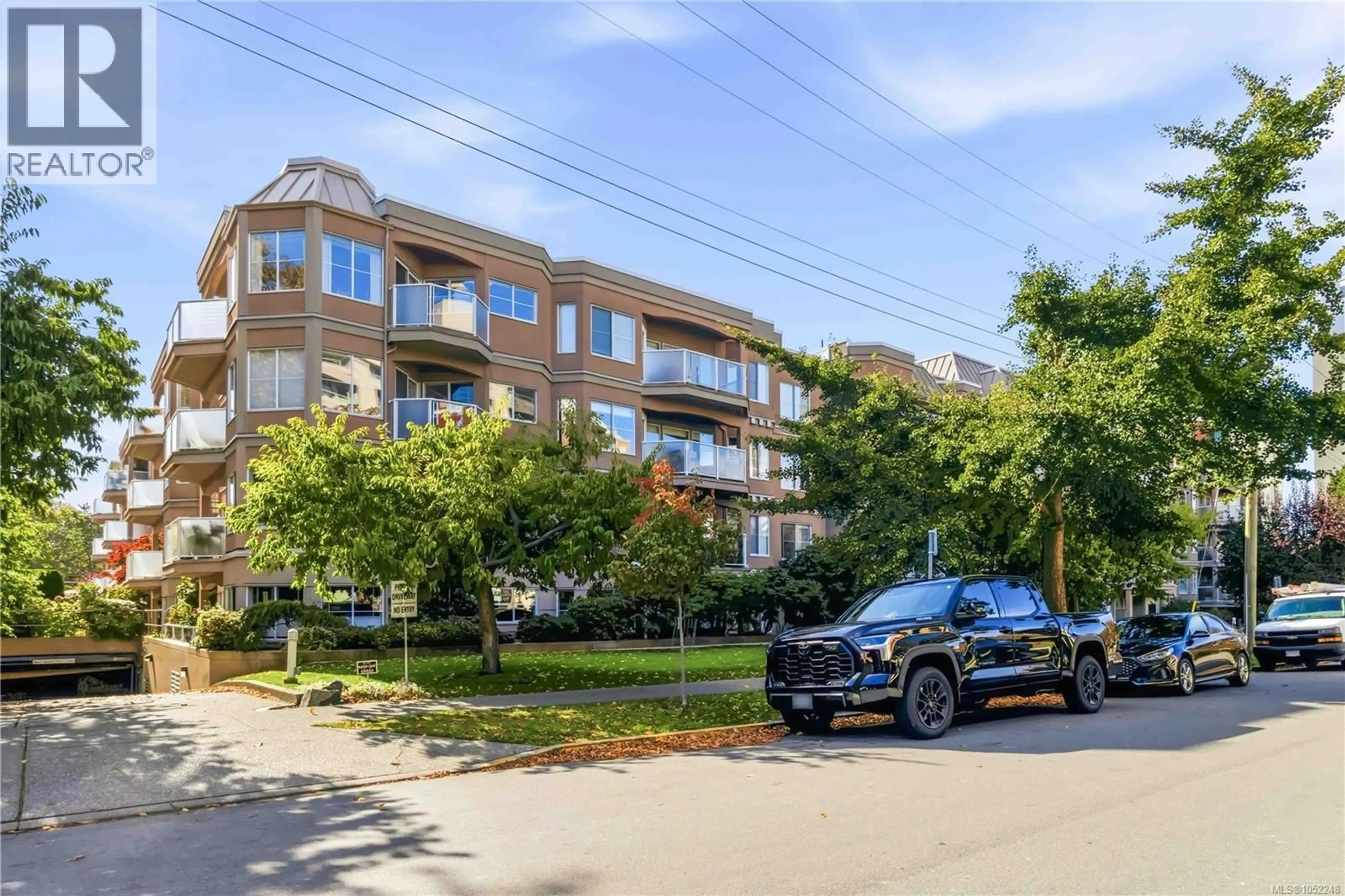 A pic from outside/outdoor area/front of a property/back of a property/a pic from drone, street for 106 - 405 QUEBEC STREET, Victoria British Columbia V8V4Z2