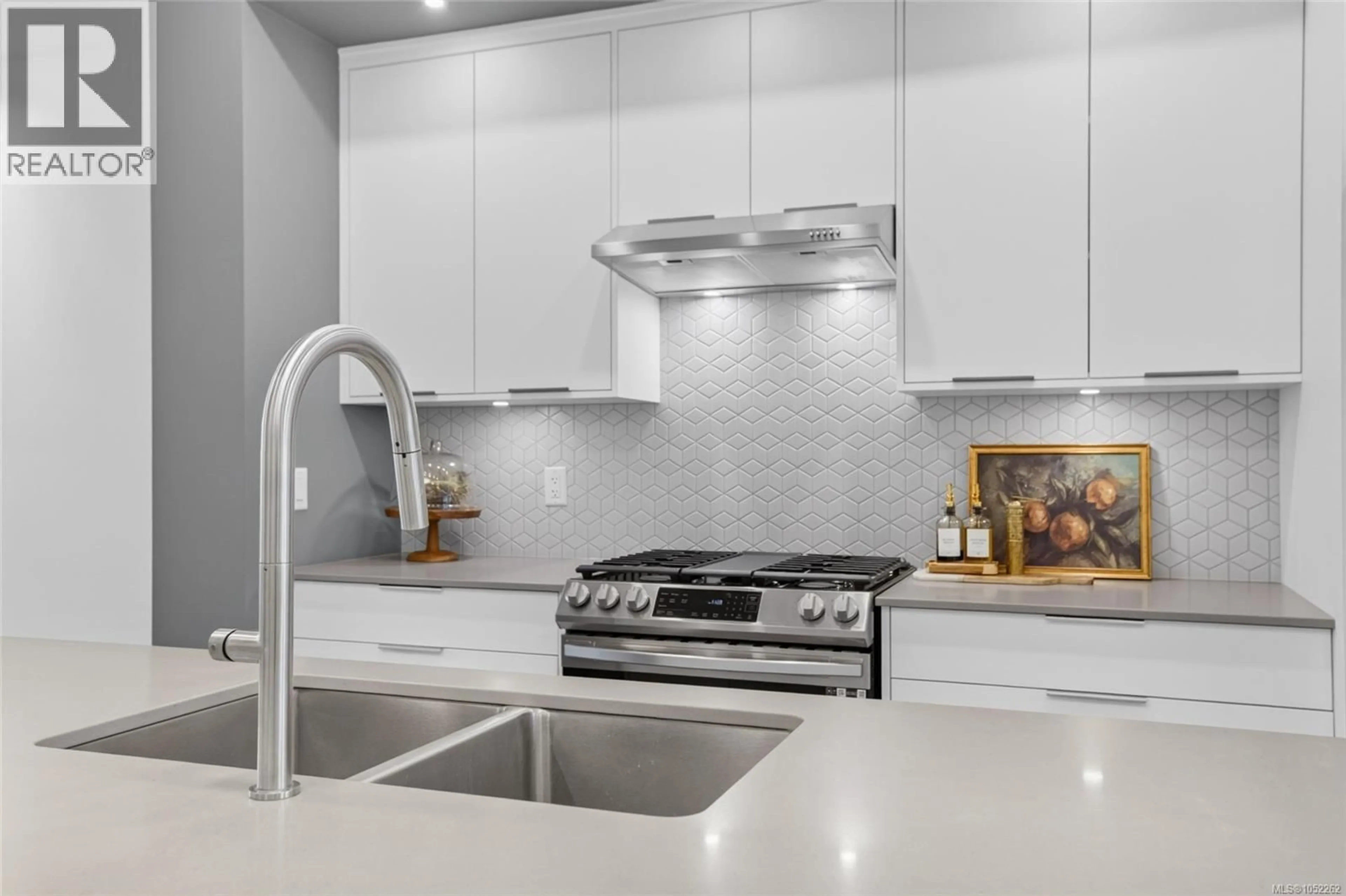 Contemporary kitchen, ceramic/tile floor for 38 - 2310 GUTHRIE ROAD, Comox British Columbia V9M0C6