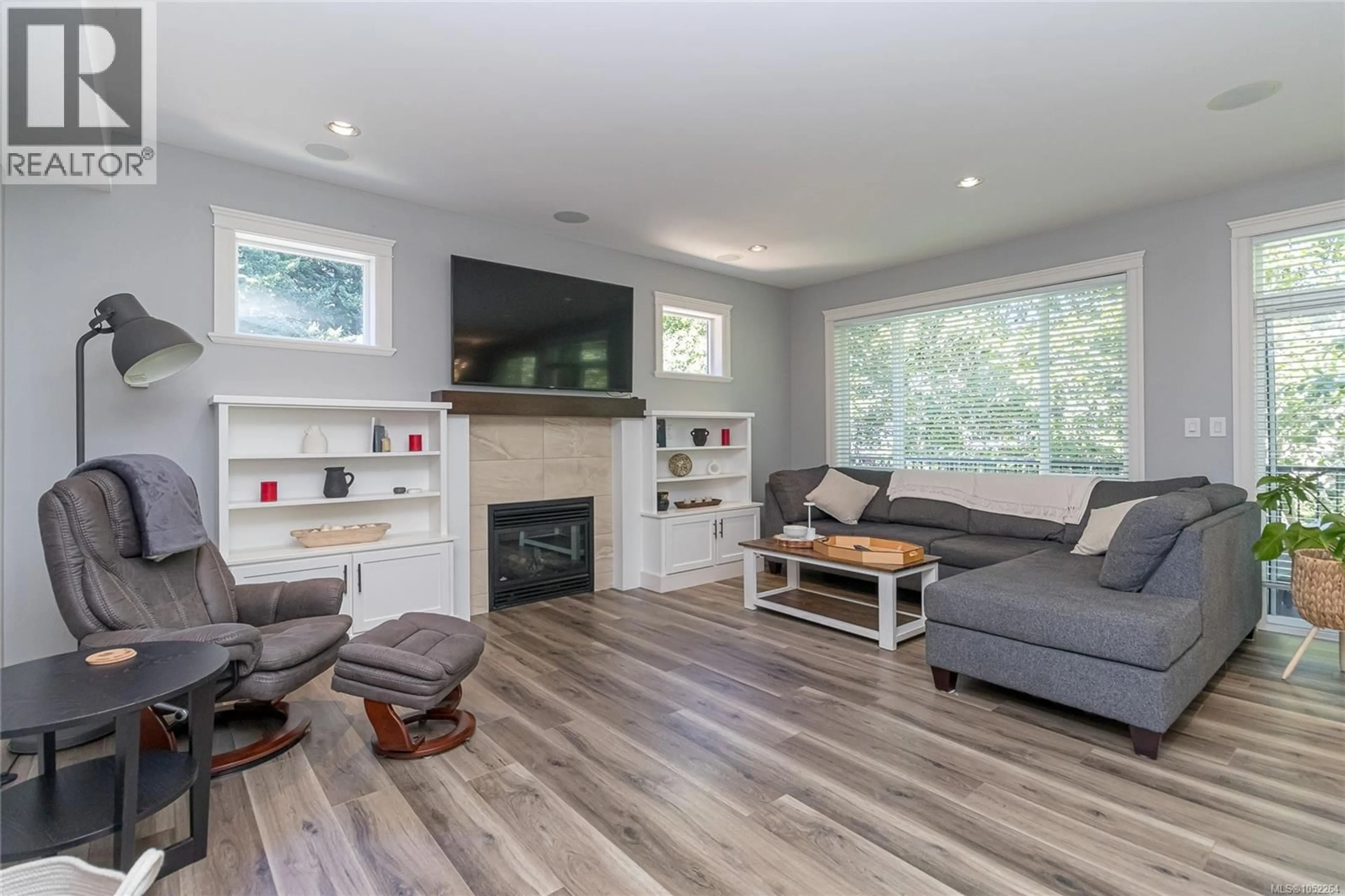 Living room with furniture, wood/laminate floor for 3618 BELSIZE CLOSE, Langford British Columbia V9C0J3