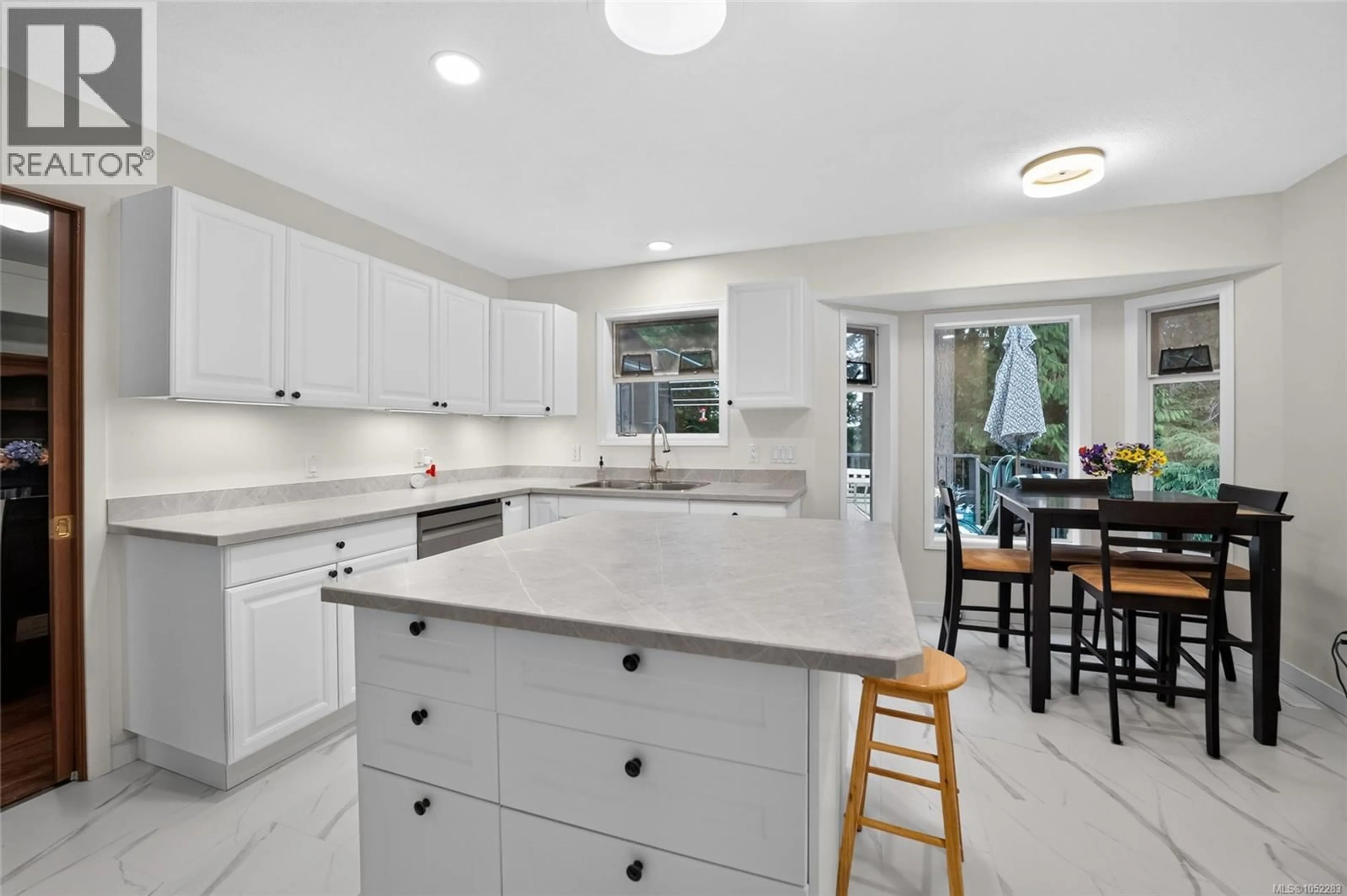 Open concept kitchen, ceramic/tile floor for 5334 GEORGIAVIEW CRESCENT, Nanaimo British Columbia V9T5Z7