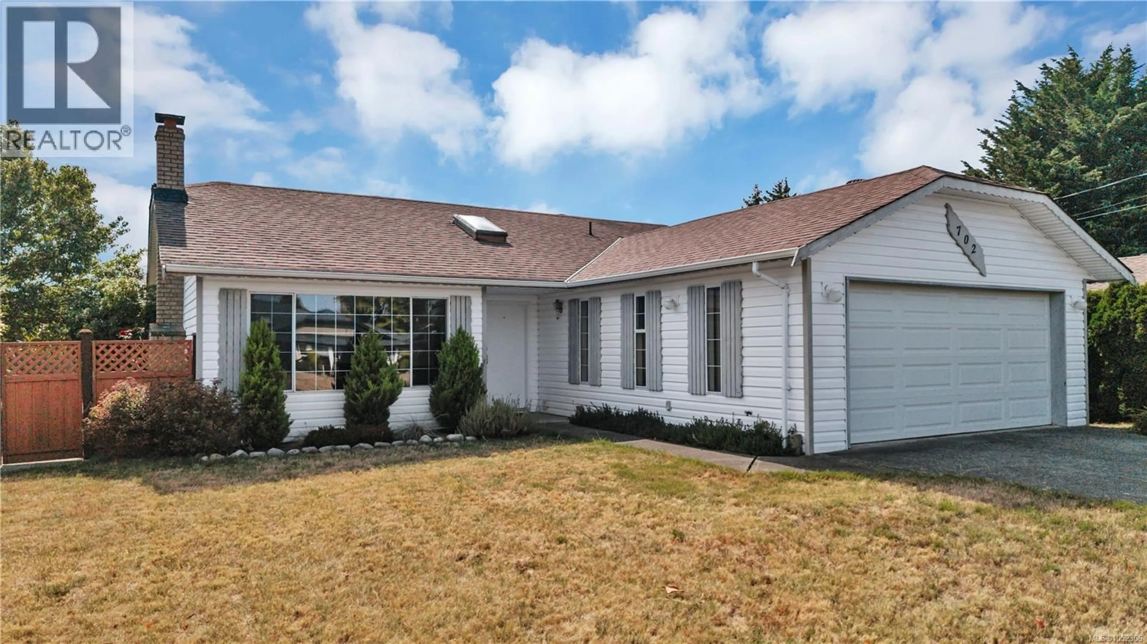 Home with vinyl exterior material, street for 702 FORSYTH AVENUE, Parksville British Columbia V9P1E7