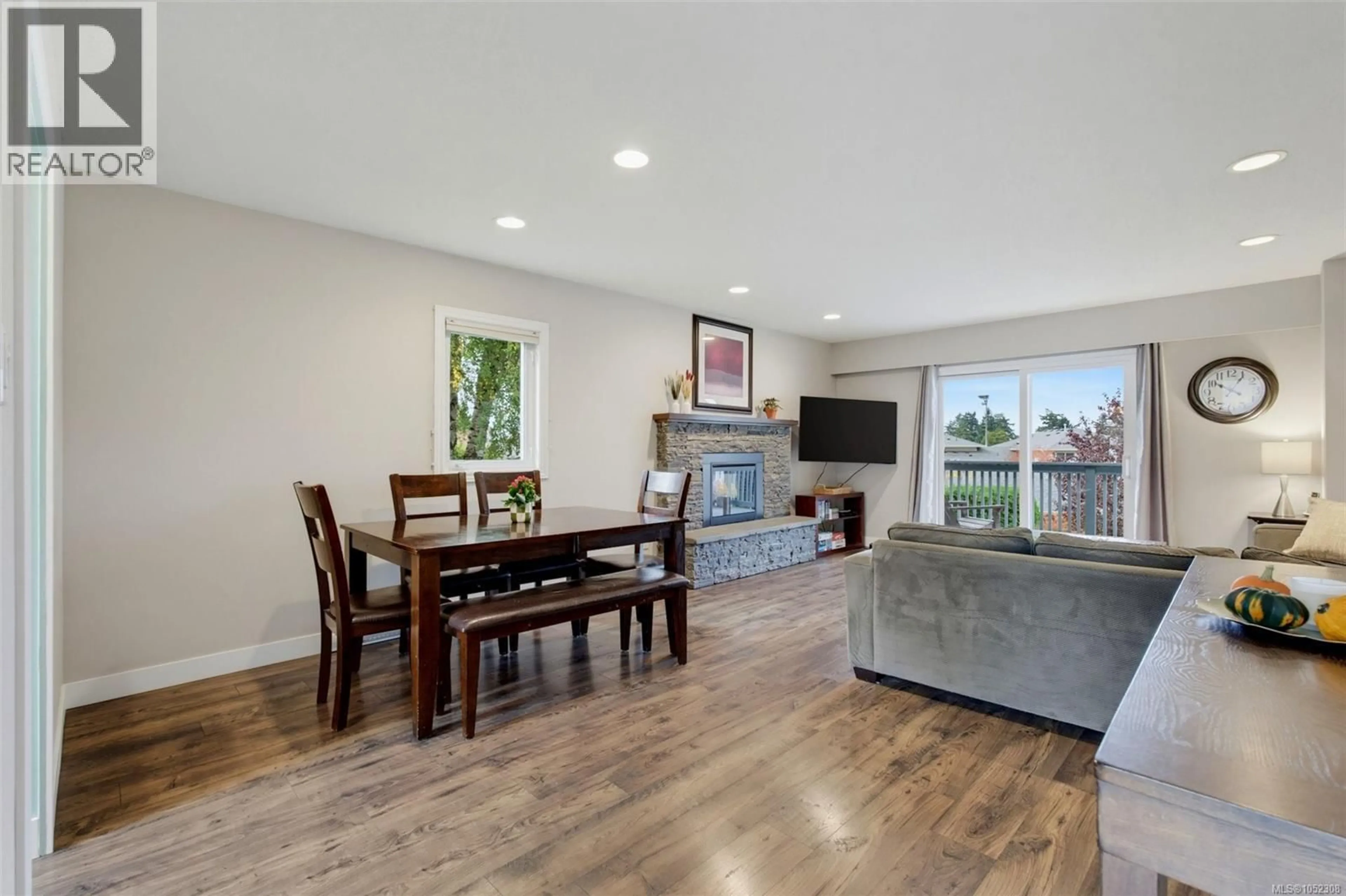 Living room with furniture, wood/laminate floor for 13 - 4391 TORQUAY DRIVE, Saanich British Columbia V8N3L3