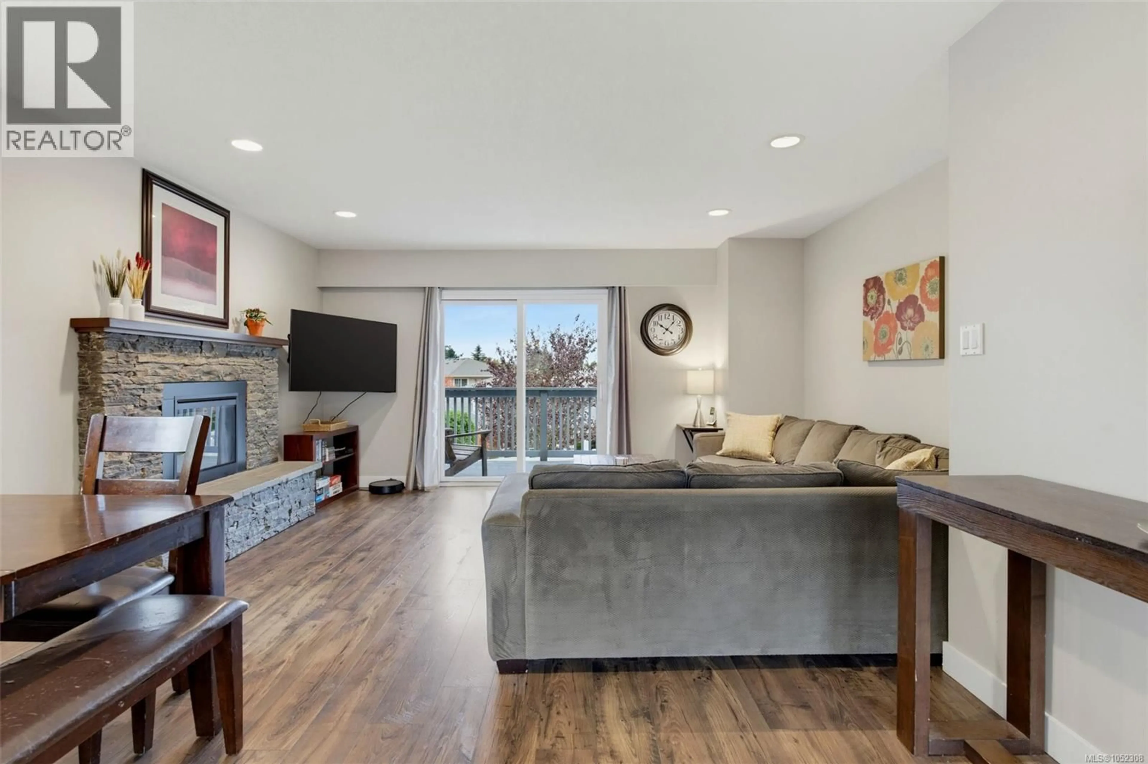Living room with furniture, unknown for 13 - 4391 TORQUAY DRIVE, Saanich British Columbia V8N3L3