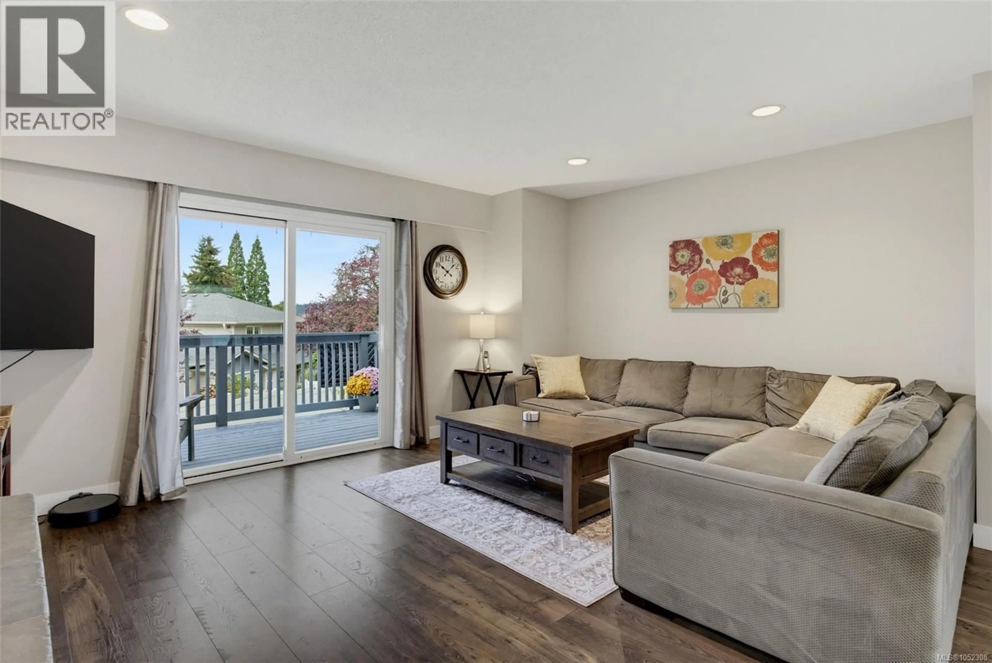 Living room with furniture, wood/laminate floor for 13 - 4391 TORQUAY DRIVE, Saanich British Columbia V8N3L3