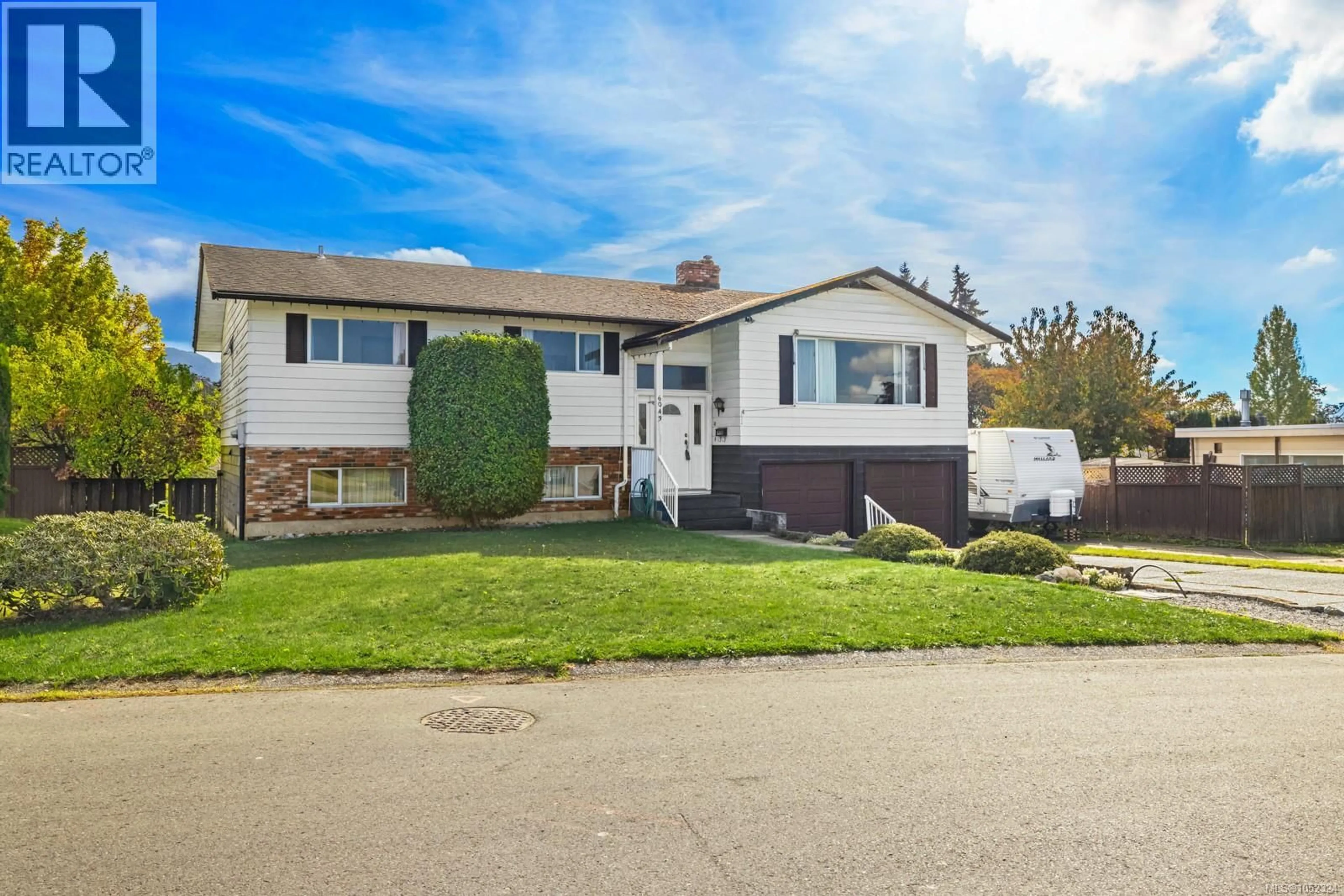 Home with vinyl exterior material, street for 6043 TRILLIUM WAY, Duncan British Columbia V9L4V3