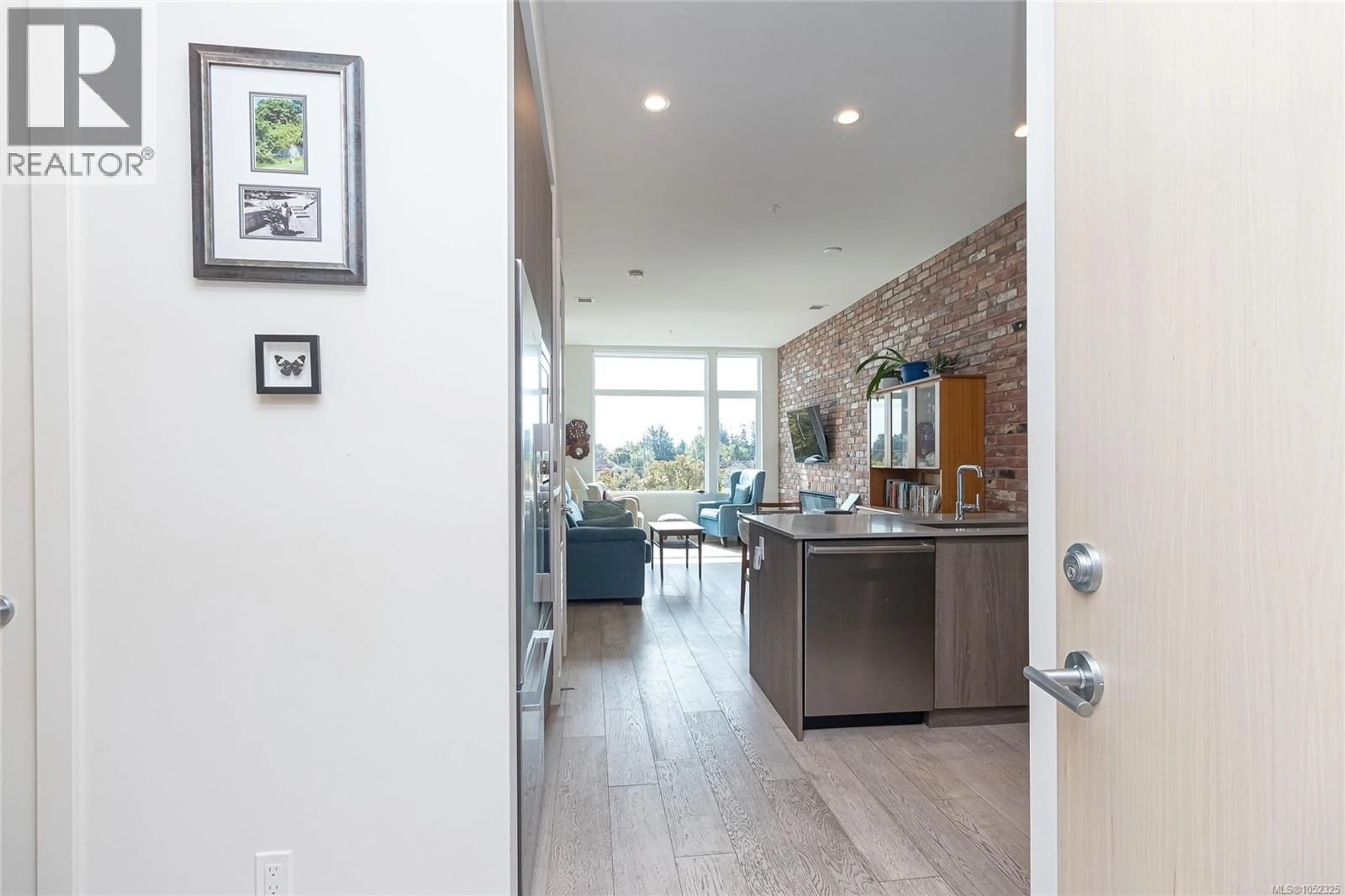 Indoor entryway for 304 - 501 PARK PLACE, Esquimalt British Columbia V9A0H3