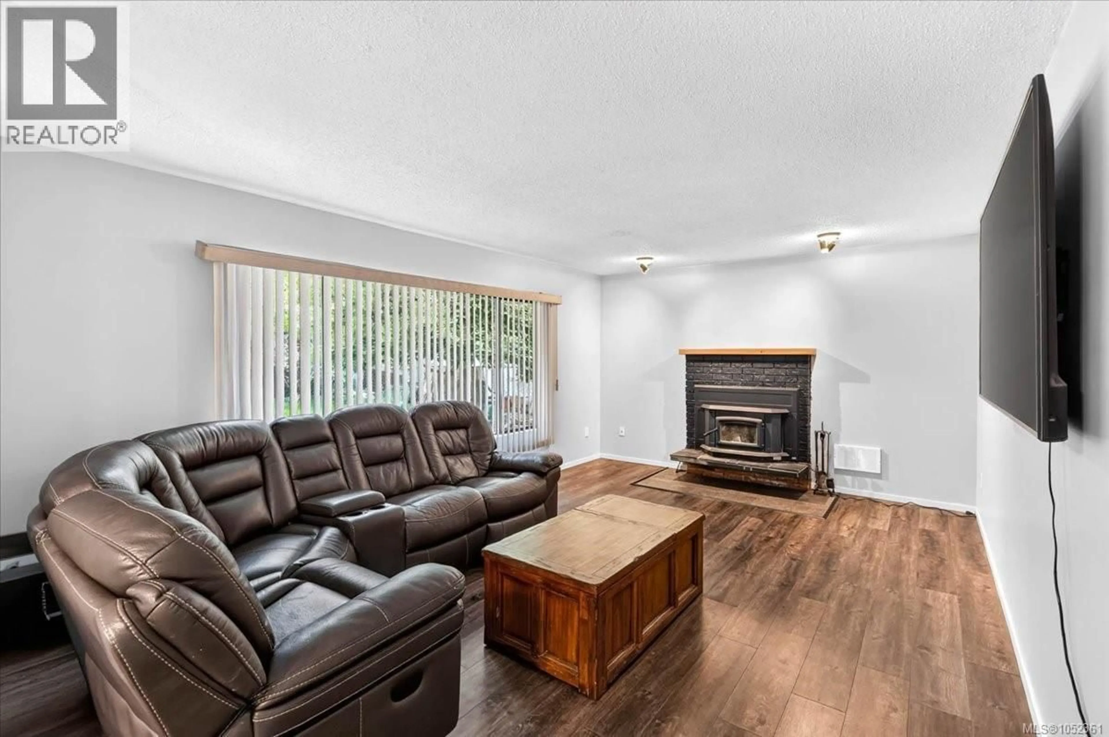 Living room with furniture, wood/laminate floor for 5536 FALLS STREET, Port Alberni British Columbia V9Y7Y6