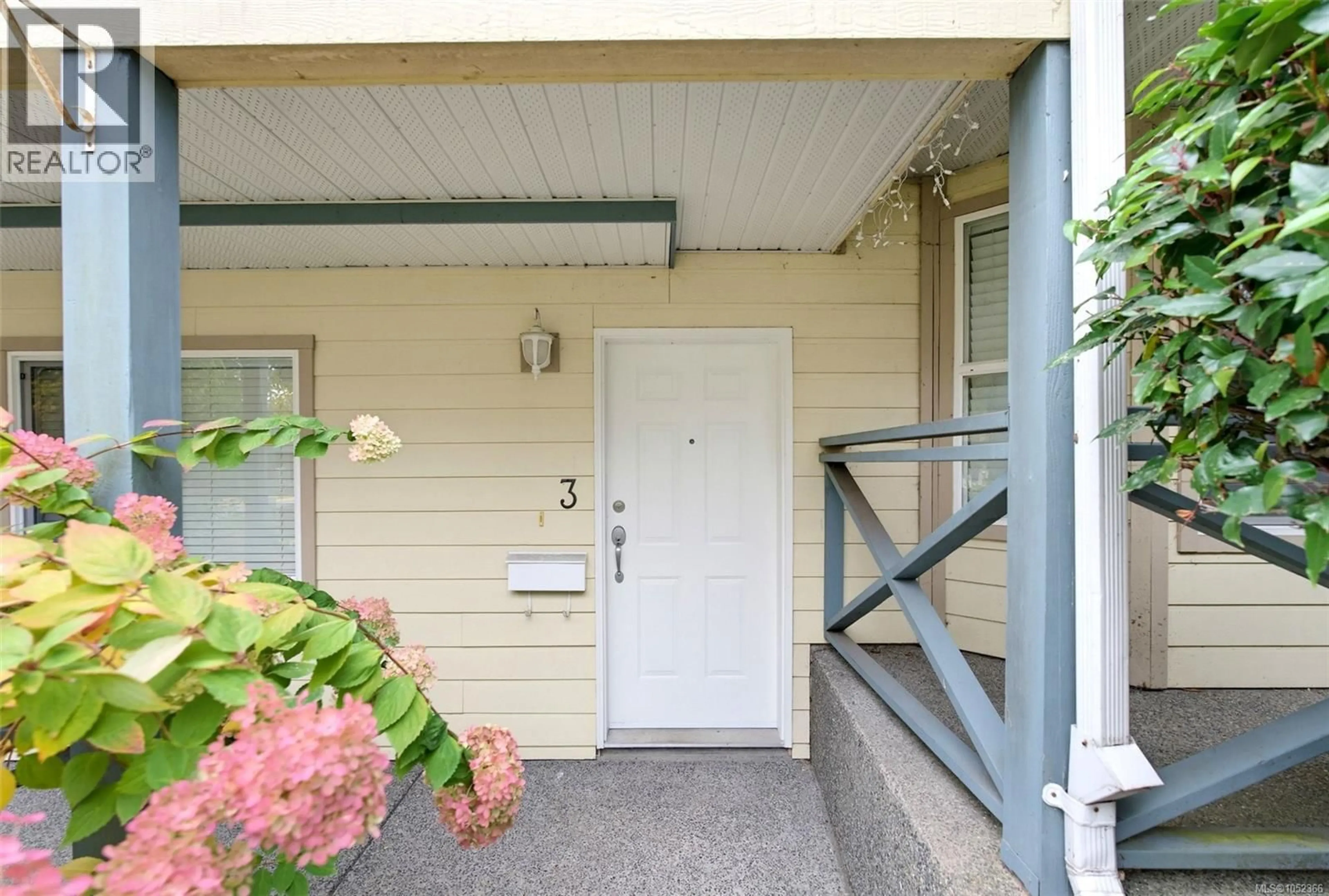 Indoor entryway for 3 - 1953 LISNOE AVENUE, Central Saanich British Columbia V8M2J9