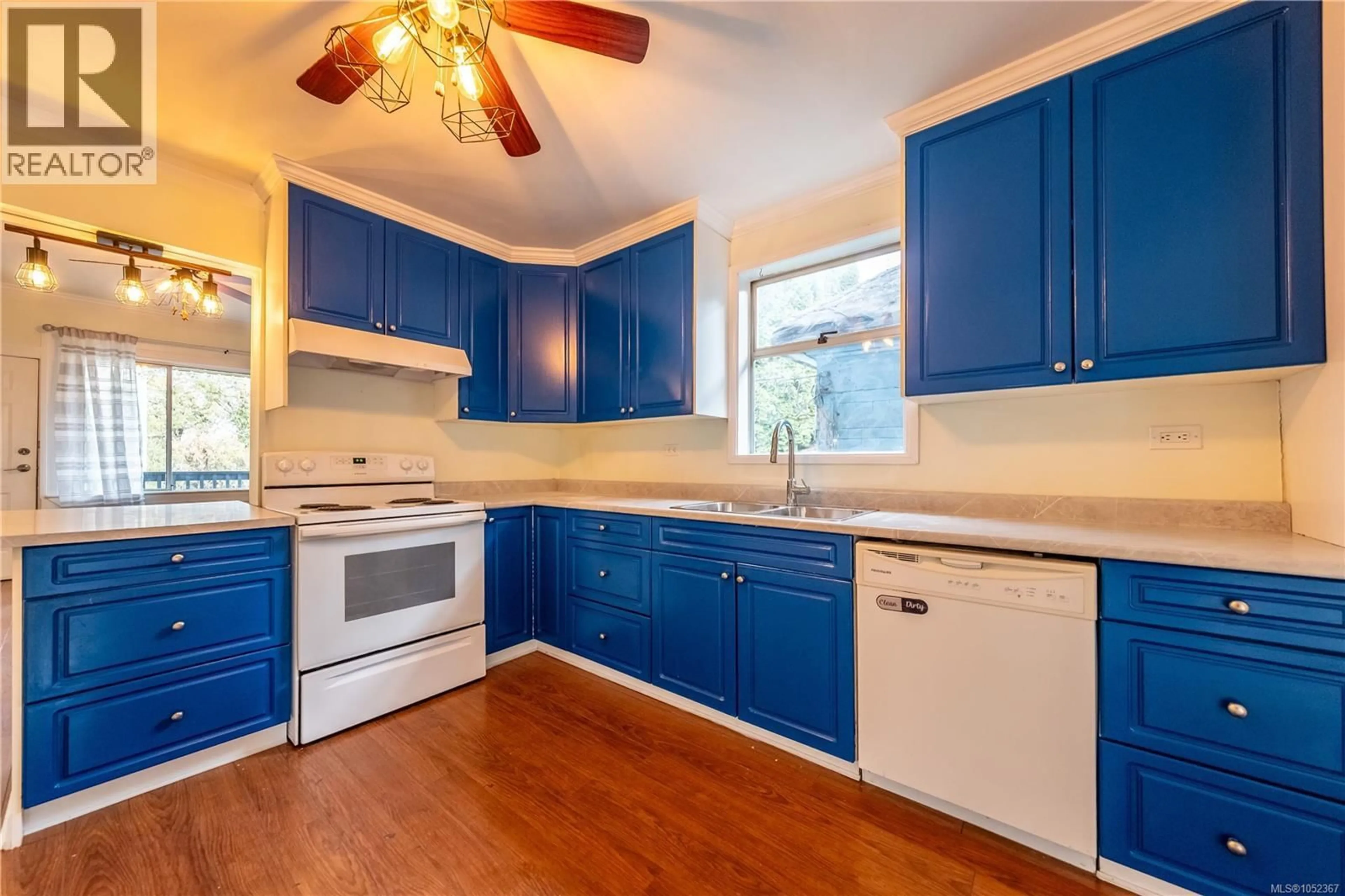 Standard kitchen, unknown for 40 IRWIN STREET, Nanaimo British Columbia V9R4X1