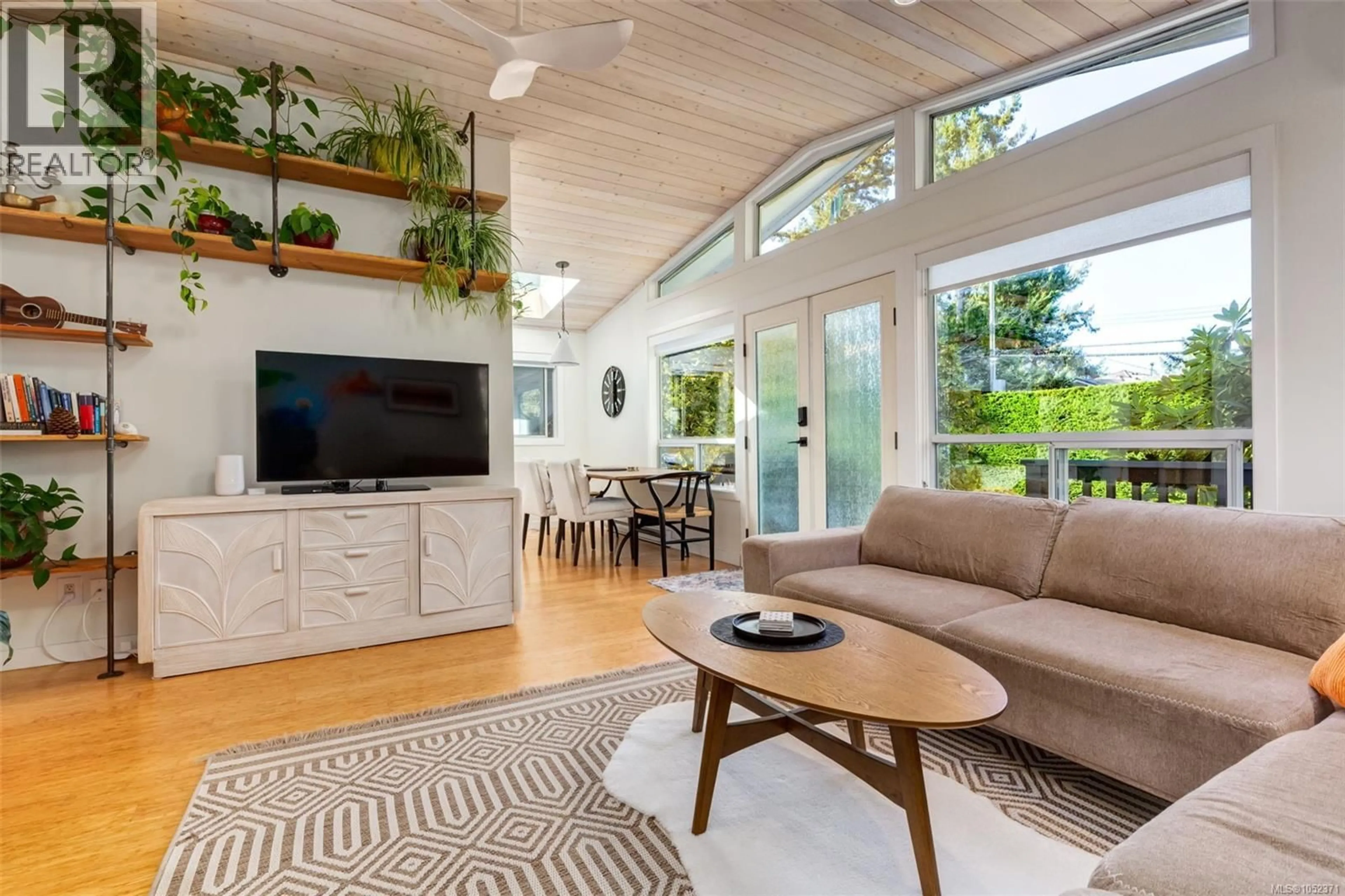 Living room with furniture, wood/laminate floor for 778 SHOREWOOD DRIVE, Parksville British Columbia V9P1S1