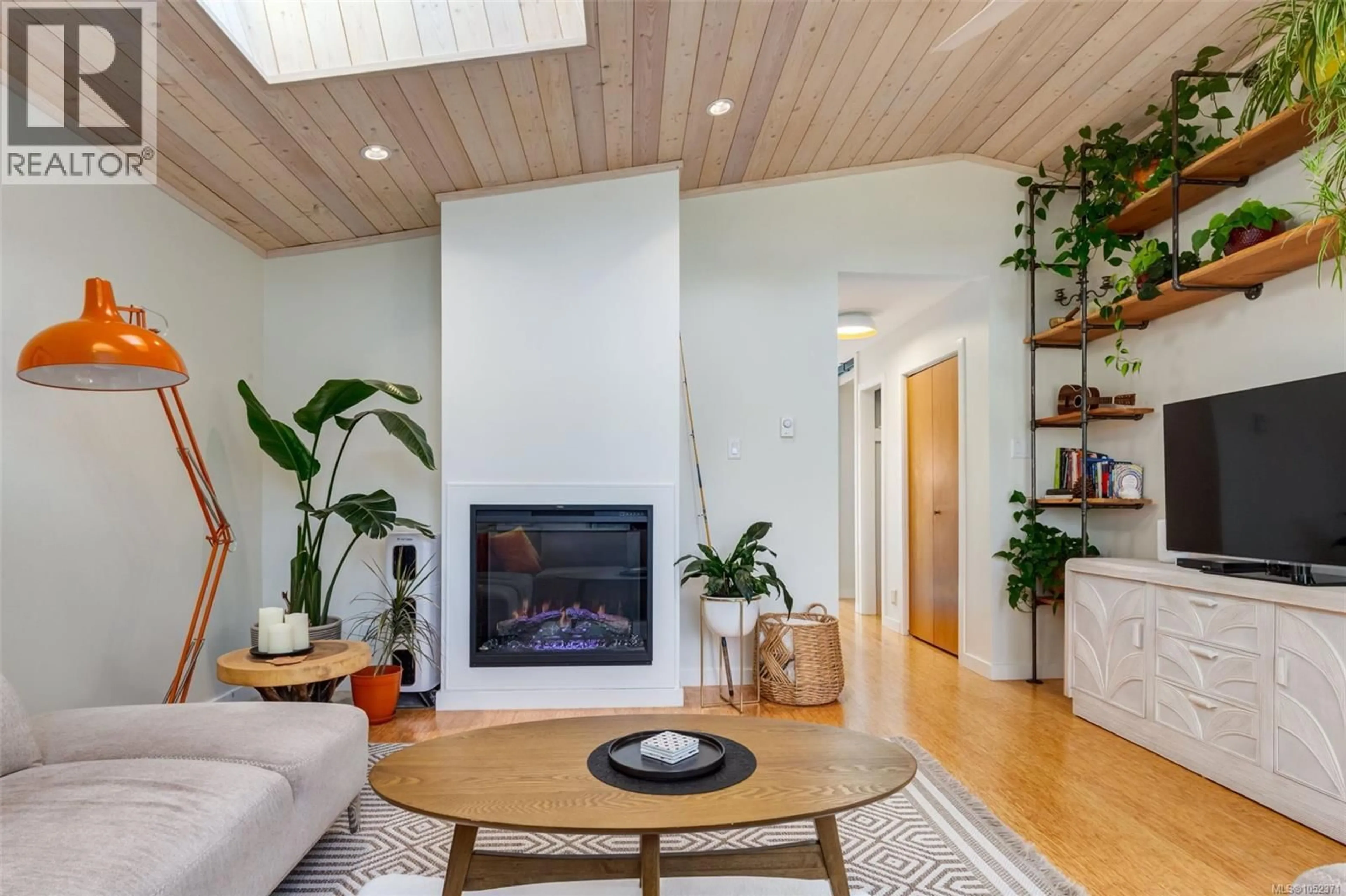 Living room with furniture, wood/laminate floor for 778 SHOREWOOD DRIVE, Parksville British Columbia V9P1S1
