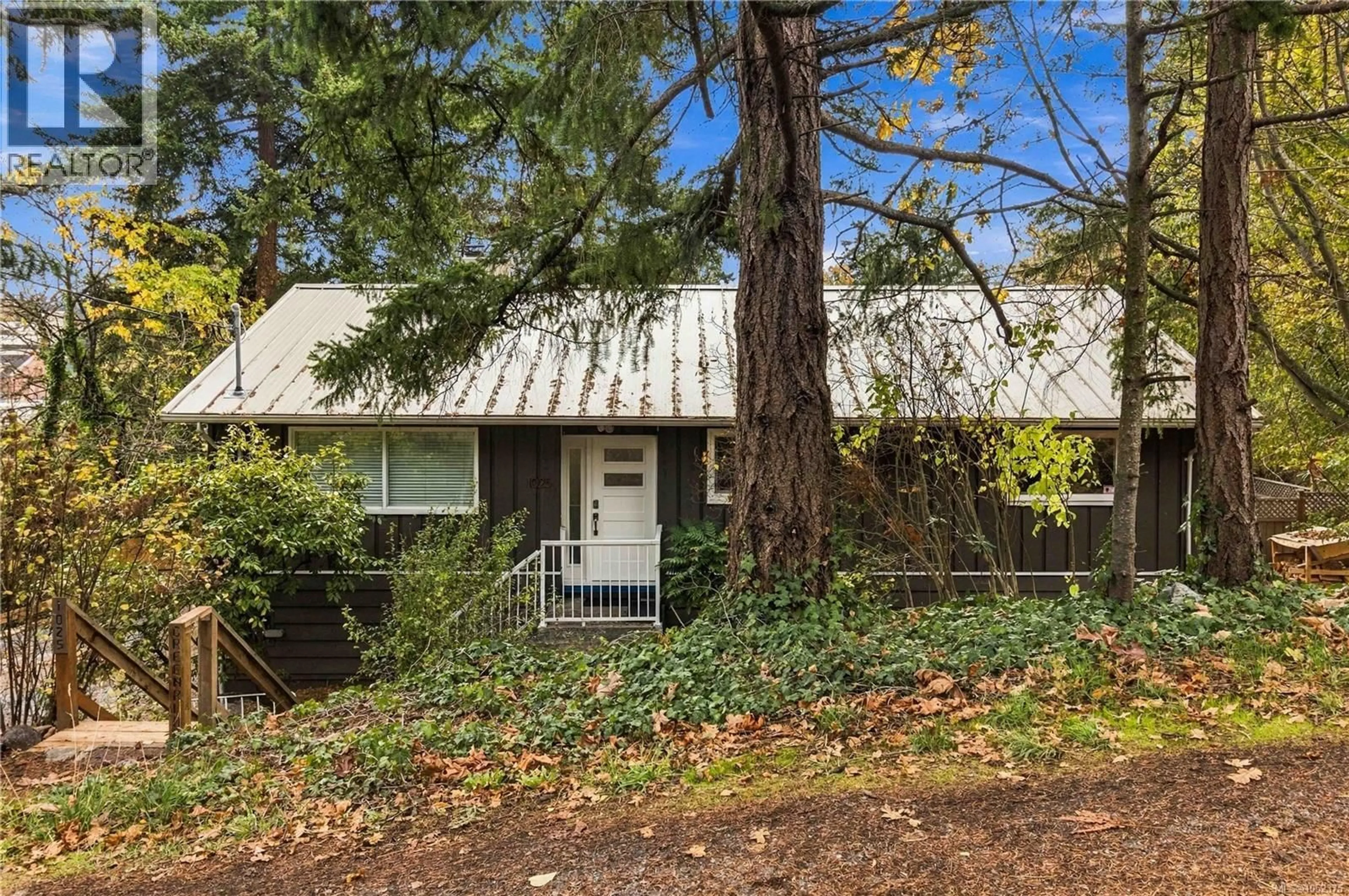 Home with vinyl exterior material, street for 1025 GREENRIDGE CRESCENT, Saanich British Columbia V8X3B8