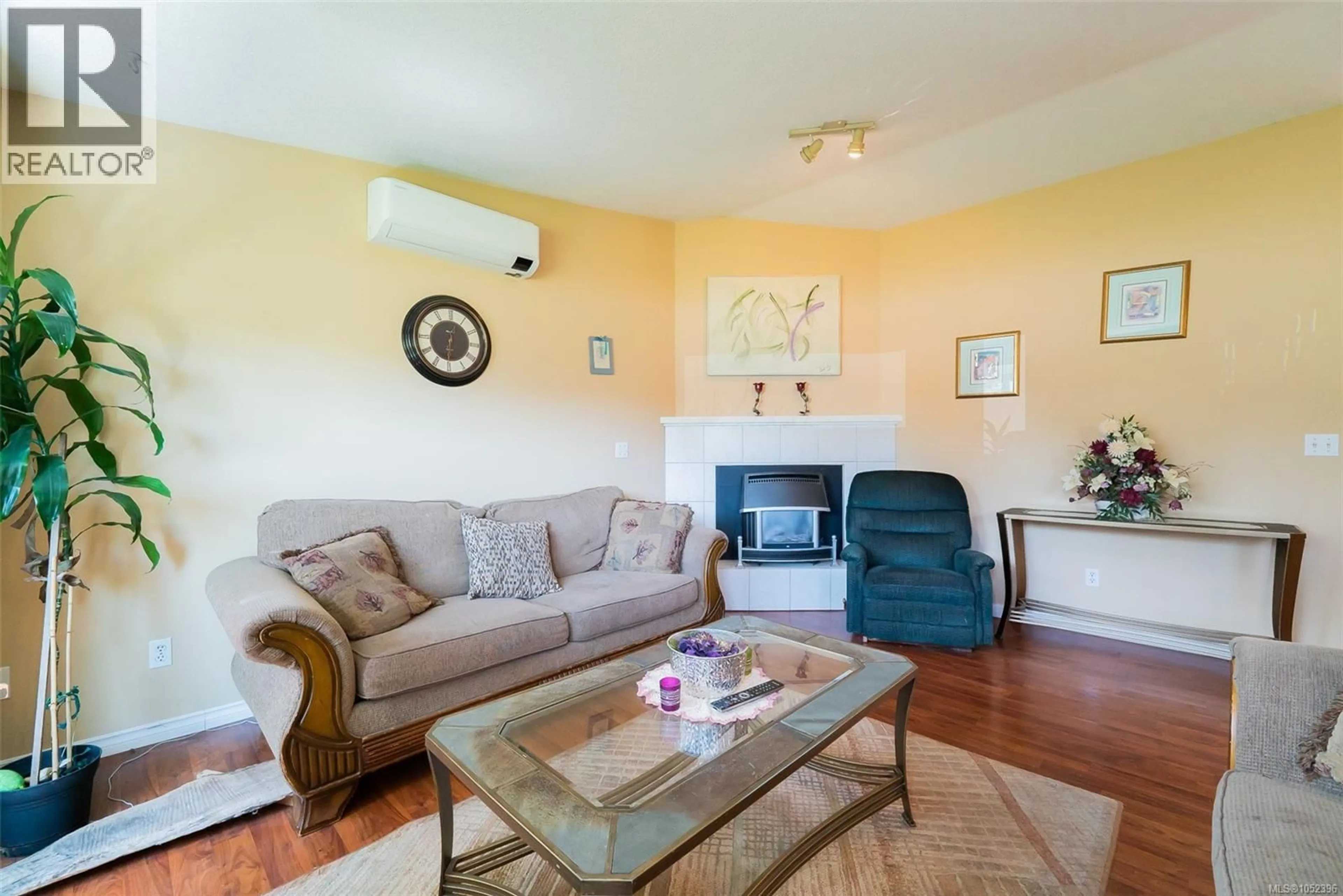 Living room with furniture, wood/laminate floor for 2446 DIVOT DRIVE, Nanaimo British Columbia V9T4B2