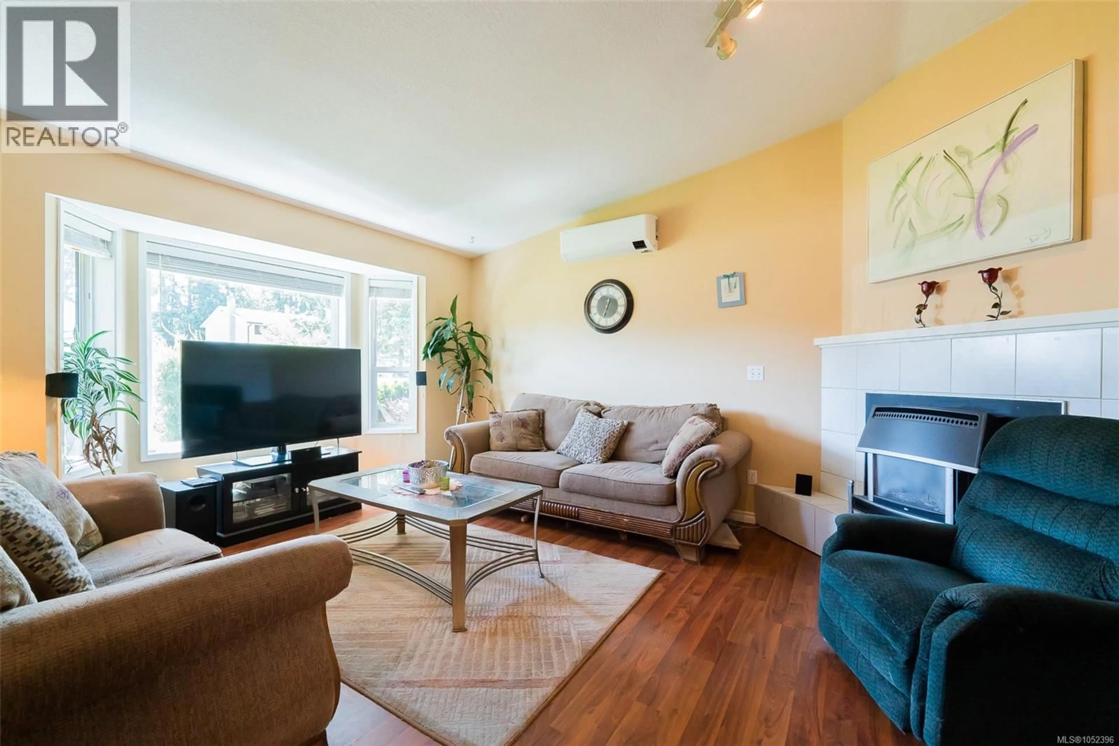 Living room with furniture, wood/laminate floor for 2446 DIVOT DRIVE, Nanaimo British Columbia V9T4B2