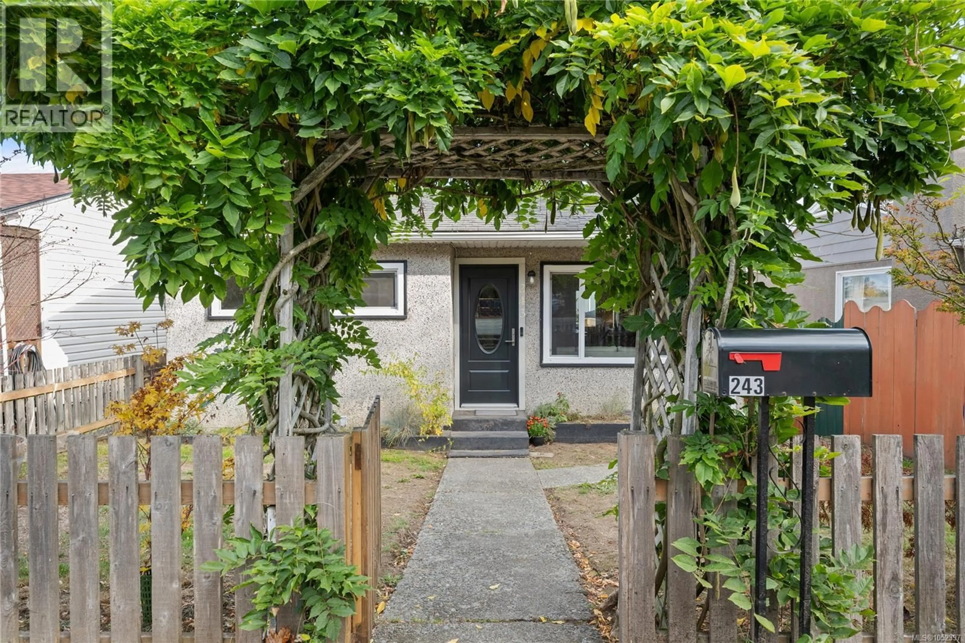 Indoor entryway for 243 PRINCESS STREET, Nanaimo British Columbia V9R4M8
