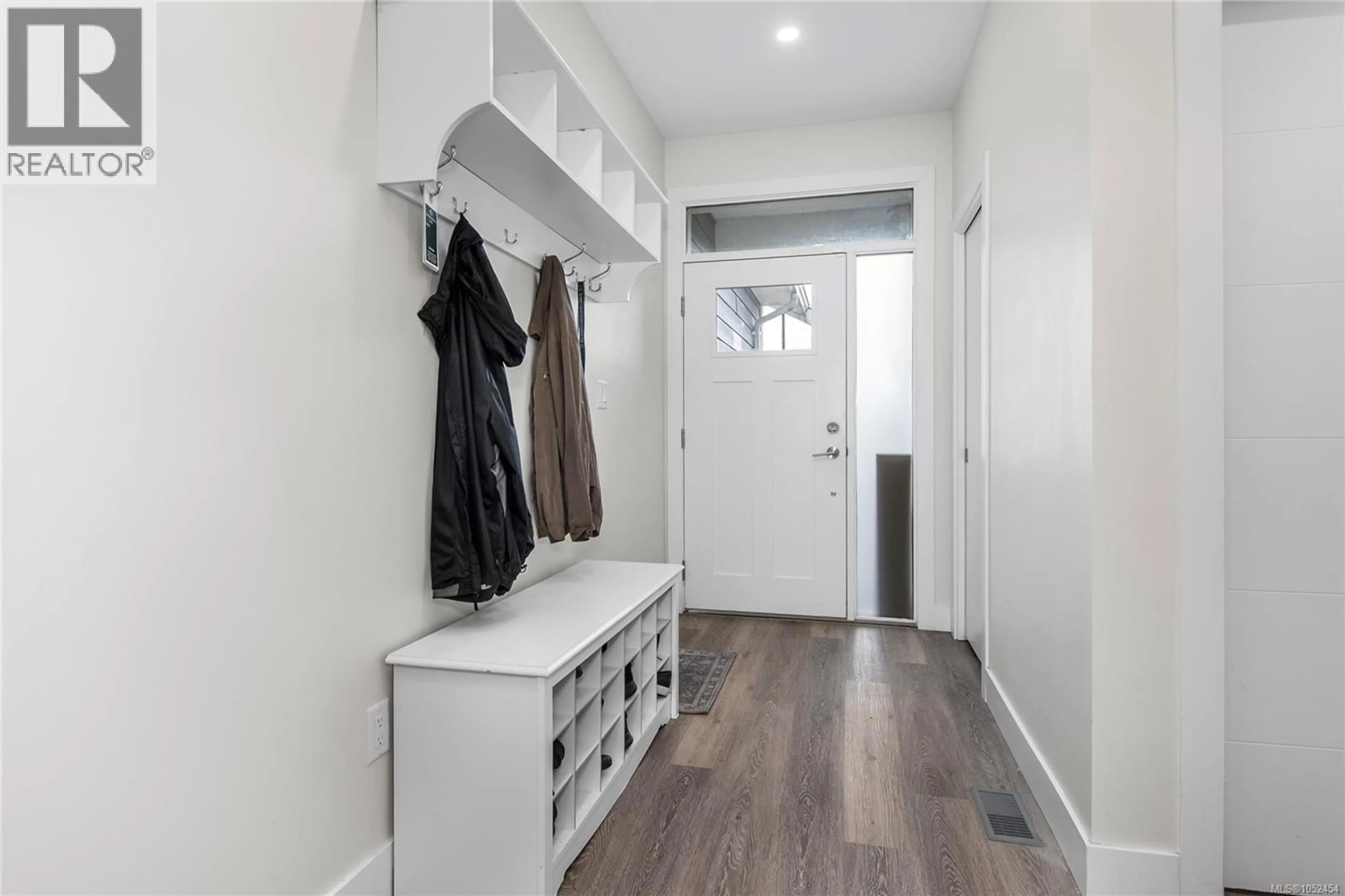 Indoor entryway for 2 - 200 NIKOLA ROAD, Campbell River British Columbia V9W6H9