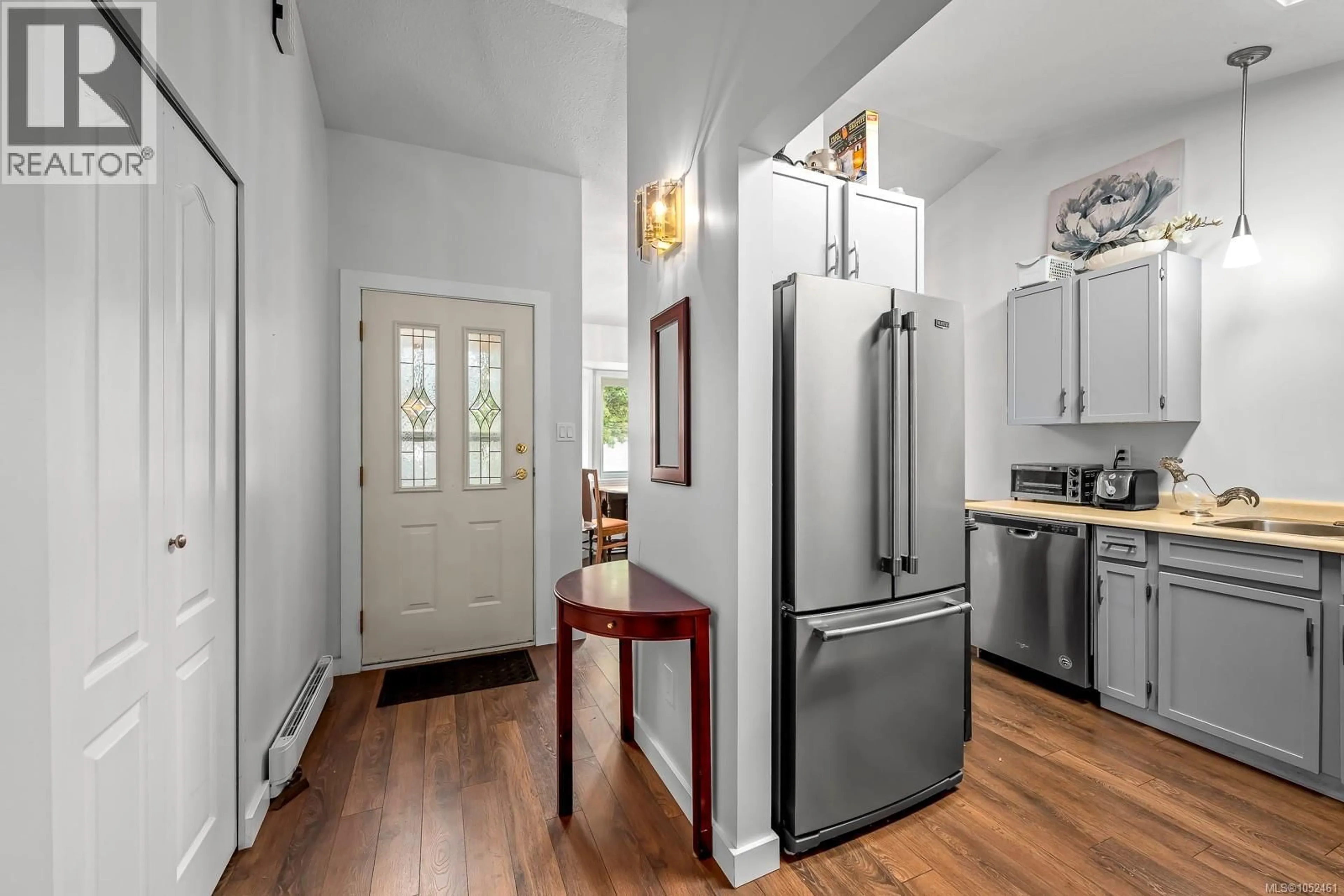 Indoor entryway for 4 - 2030 ROBB AVENUE, Comox British Columbia V9M1M1