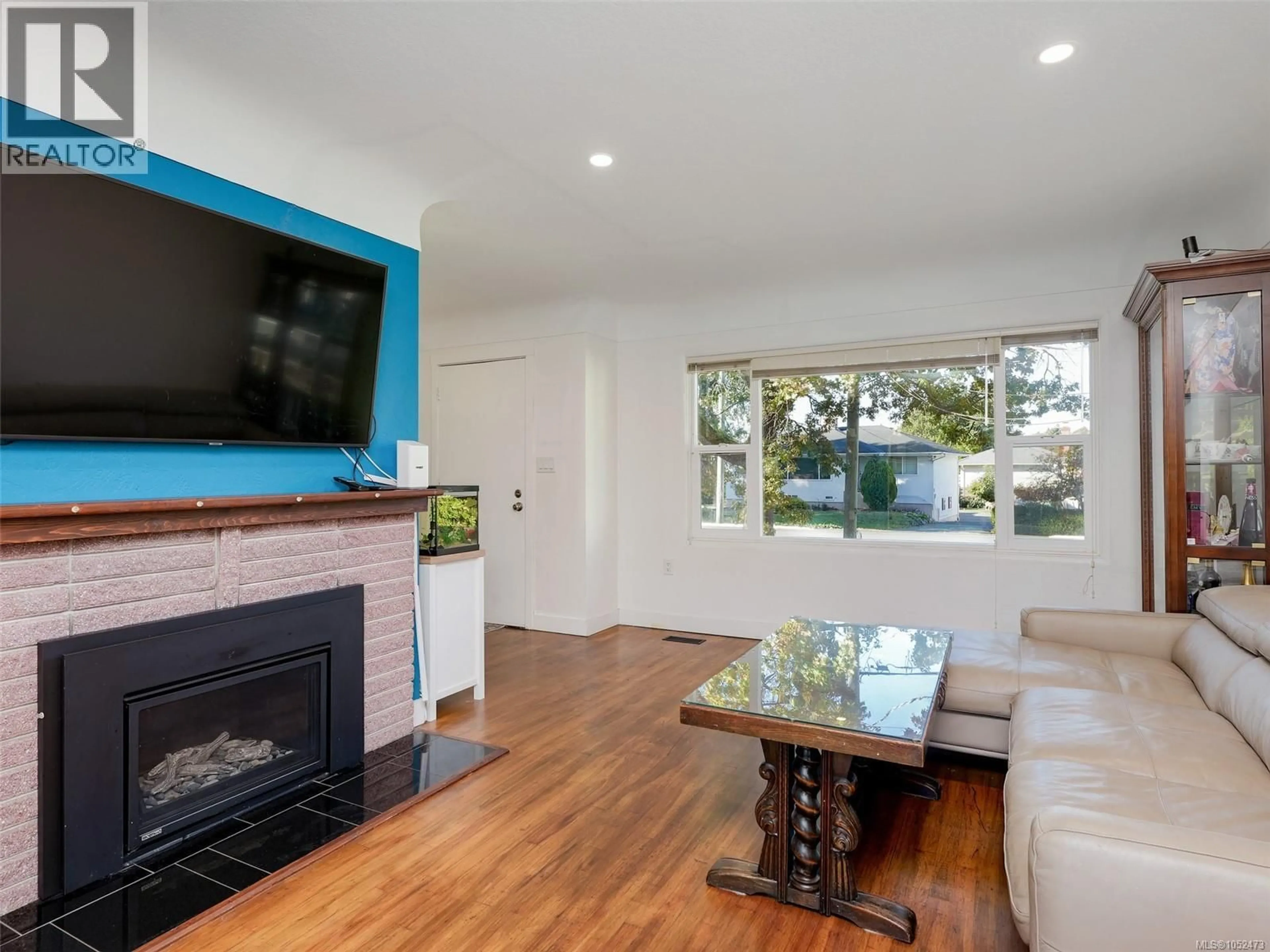 Living room with furniture, wood/laminate floor for 3595 RICHMOND ROAD, Saanich British Columbia V8P4R3